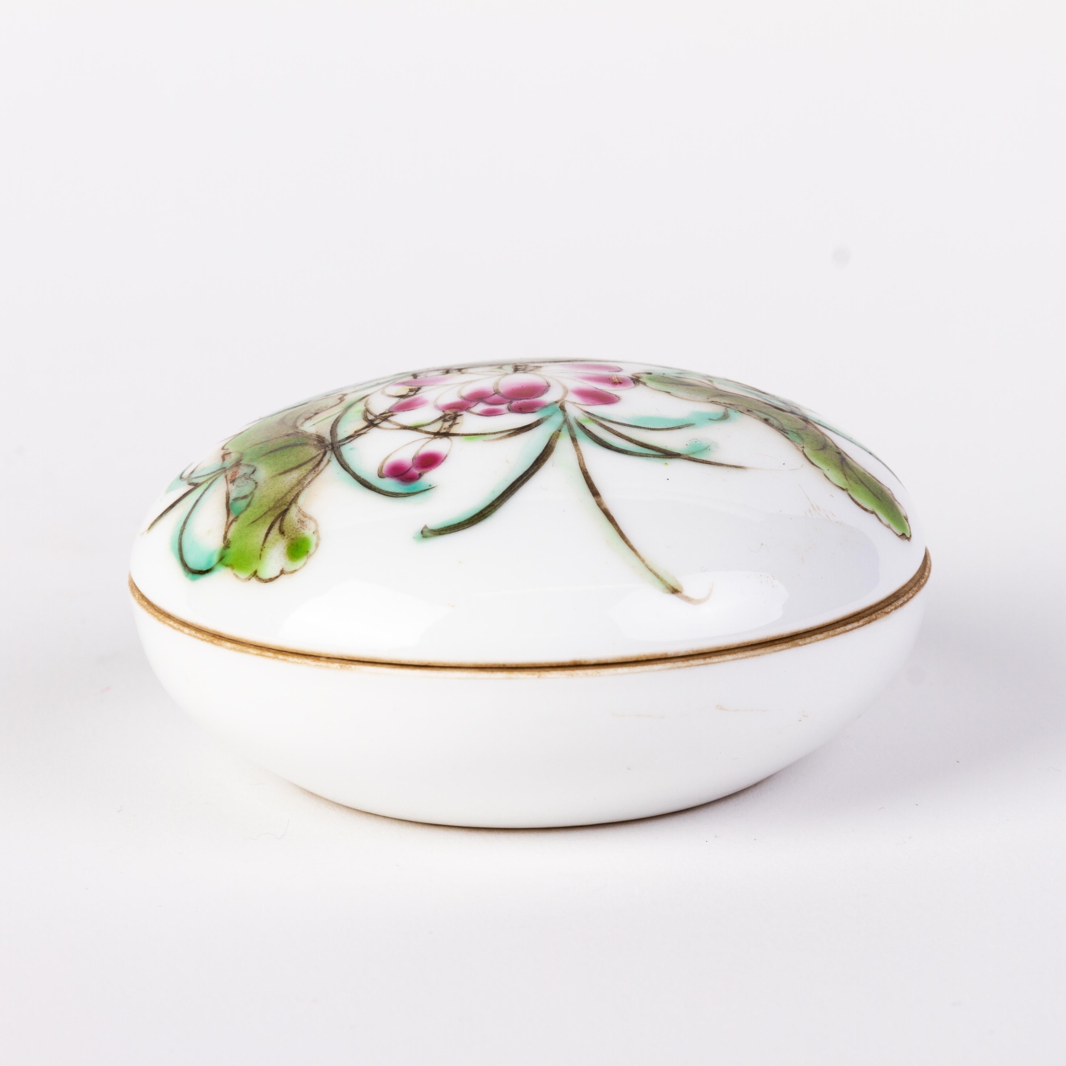 Hand-Painted Chinese Republic Period Famille Rose Porcelain Lidded Box with Seal Mark For Sale