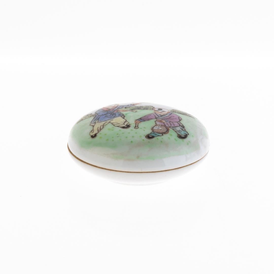 Chinese Republic Period Famille Rose Porcelain Lidded Box with Seal Mark In Good Condition For Sale In Nottingham, GB