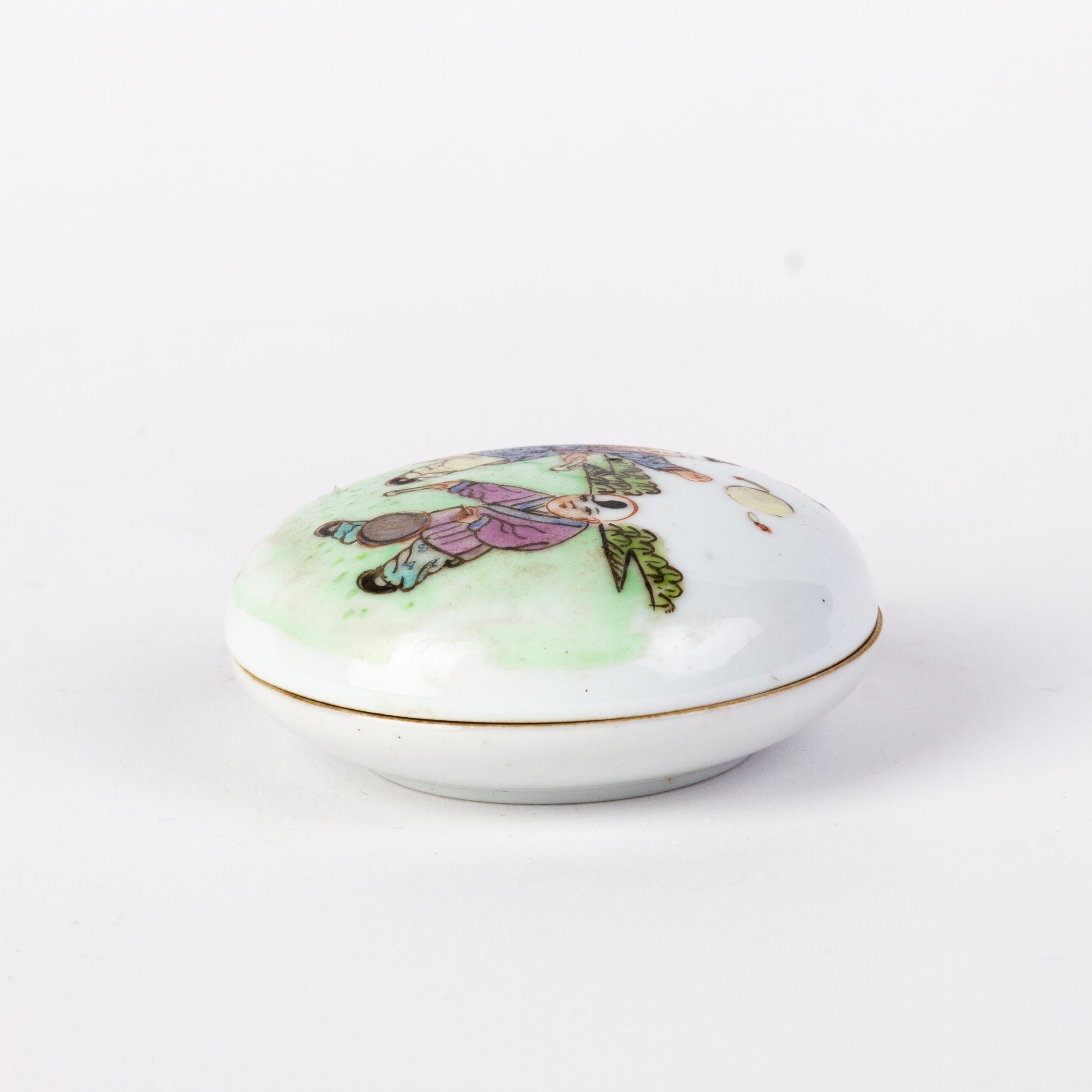 Chinese Republic Period Famille Rose Porcelain Lidded Box with Seal Mark In Good Condition For Sale In Nottingham, GB