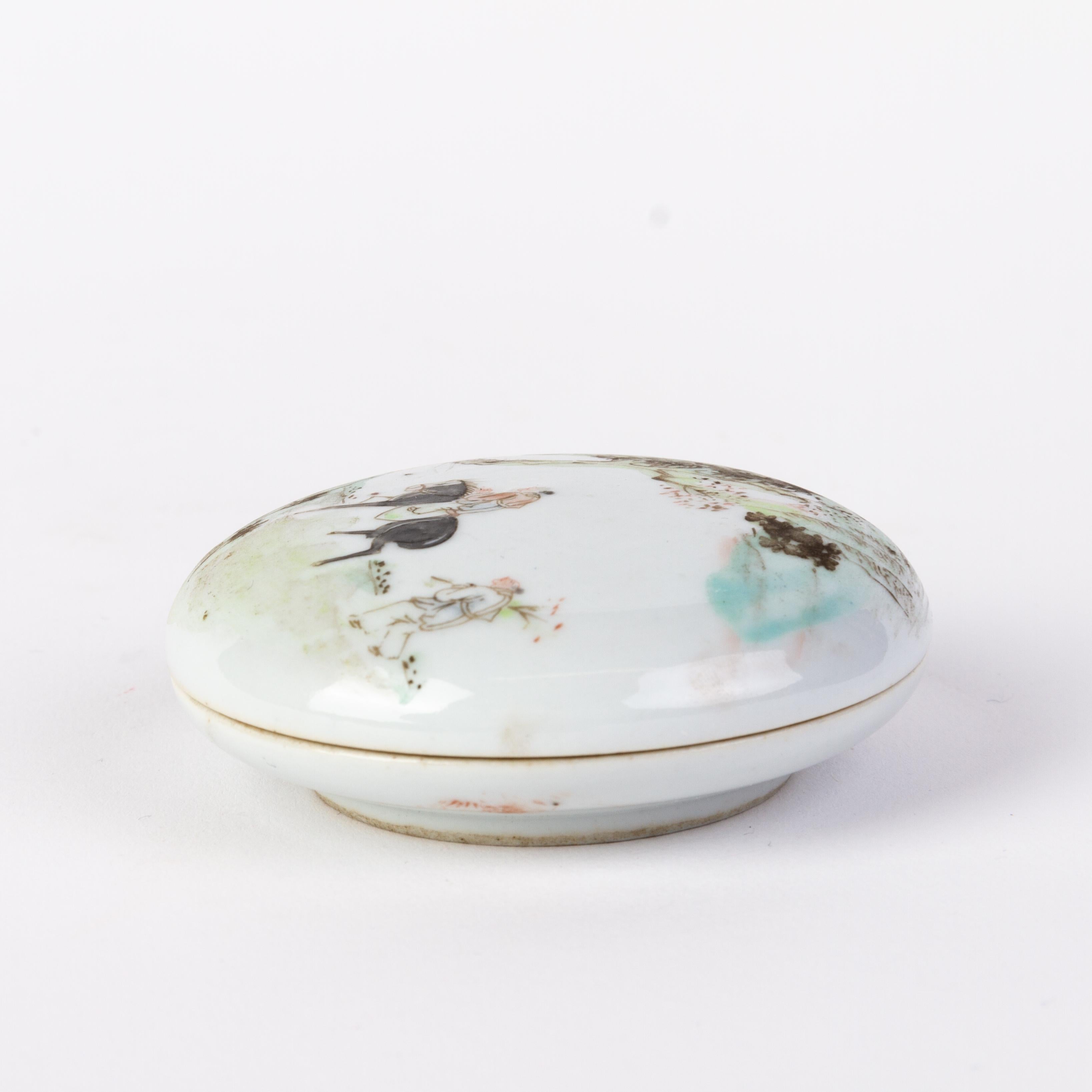Boîte à couvercle en porcelaine Famille Rose de la période de la République chinoise avec marque de sceau Bon état - En vente à Nottingham, GB