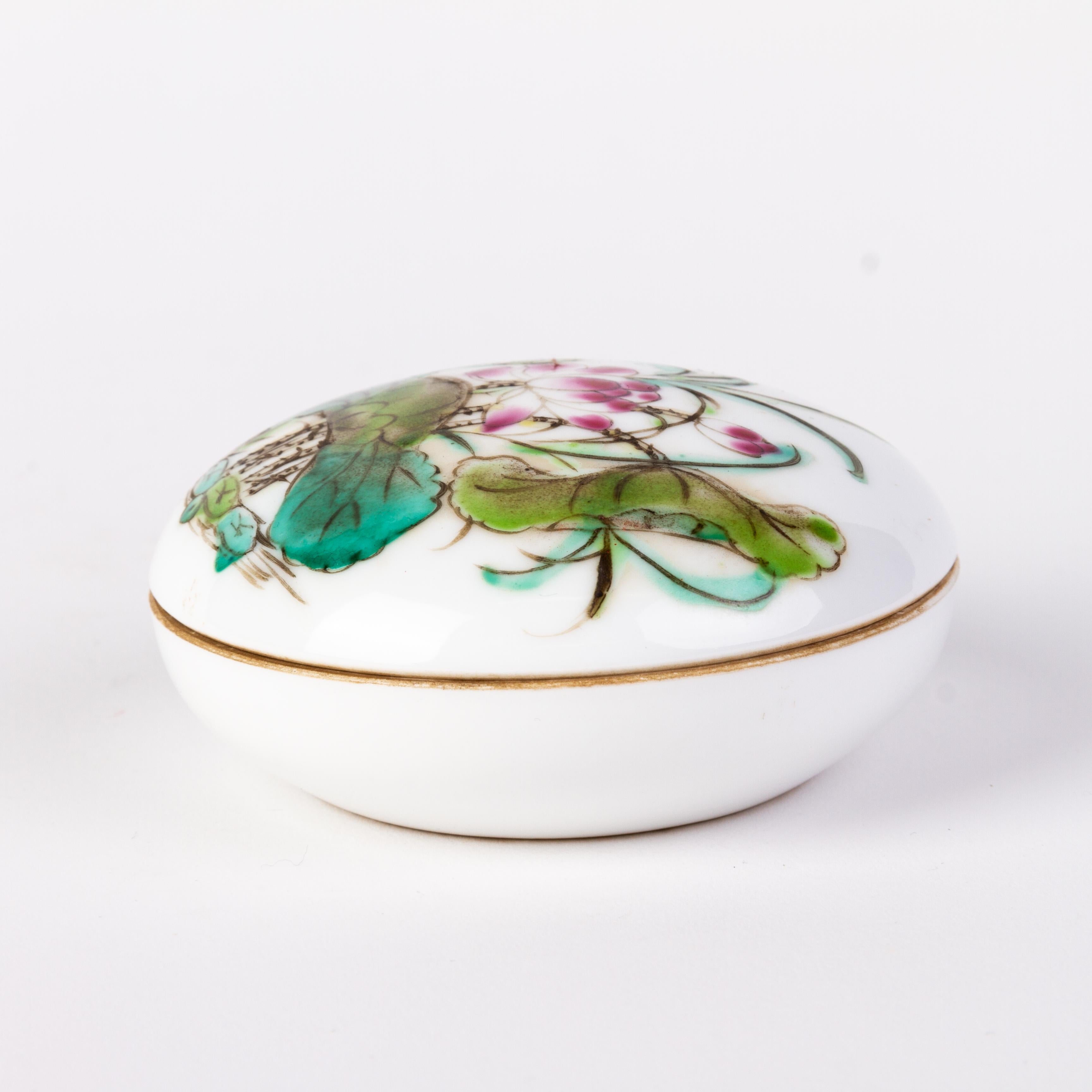 Chinese Republic Period Famille Rose Porcelain Lidded Box with Seal Mark In Good Condition For Sale In Nottingham, GB