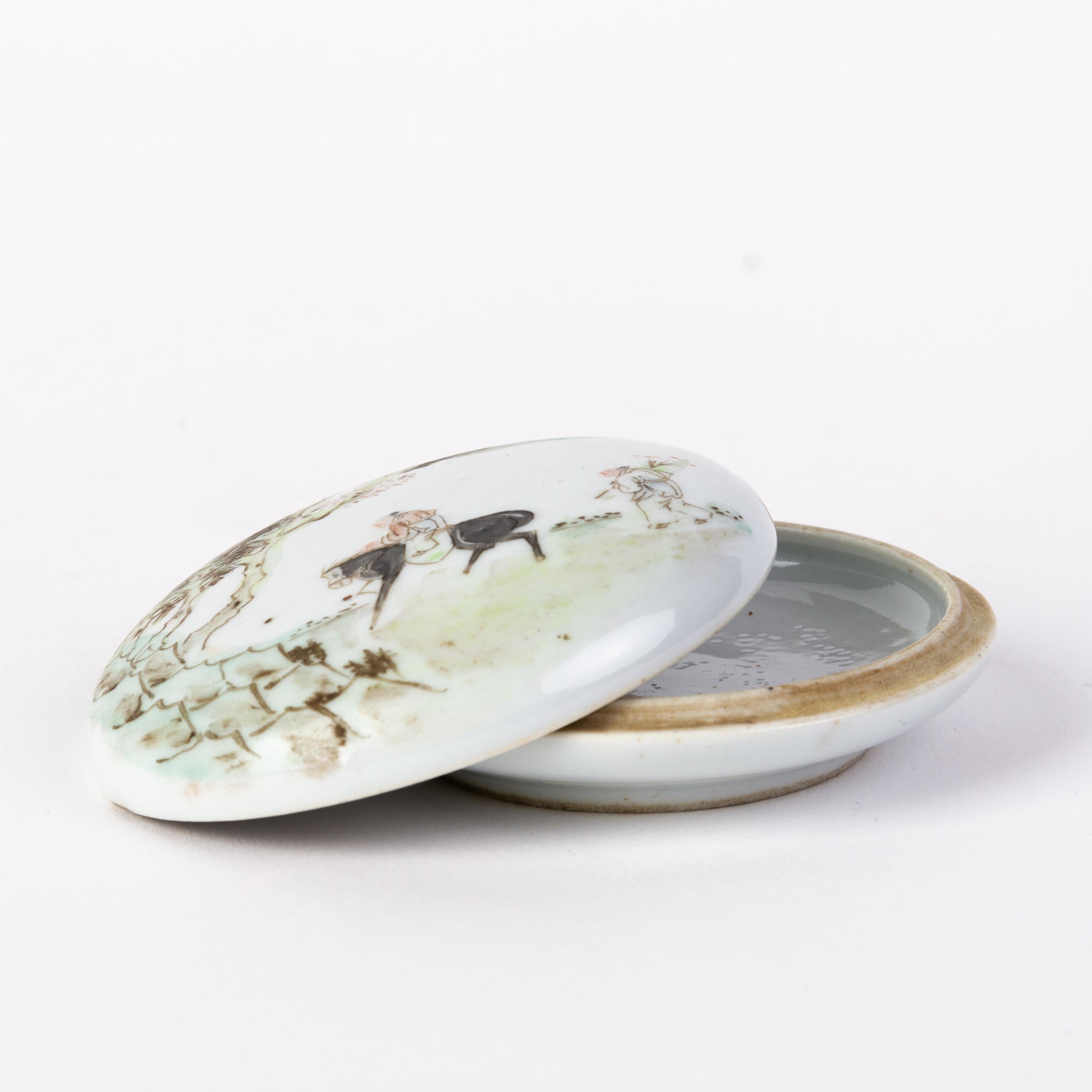 20ième siècle Boîte à couvercle en porcelaine Famille Rose de la période de la République chinoise avec marque de sceau en vente