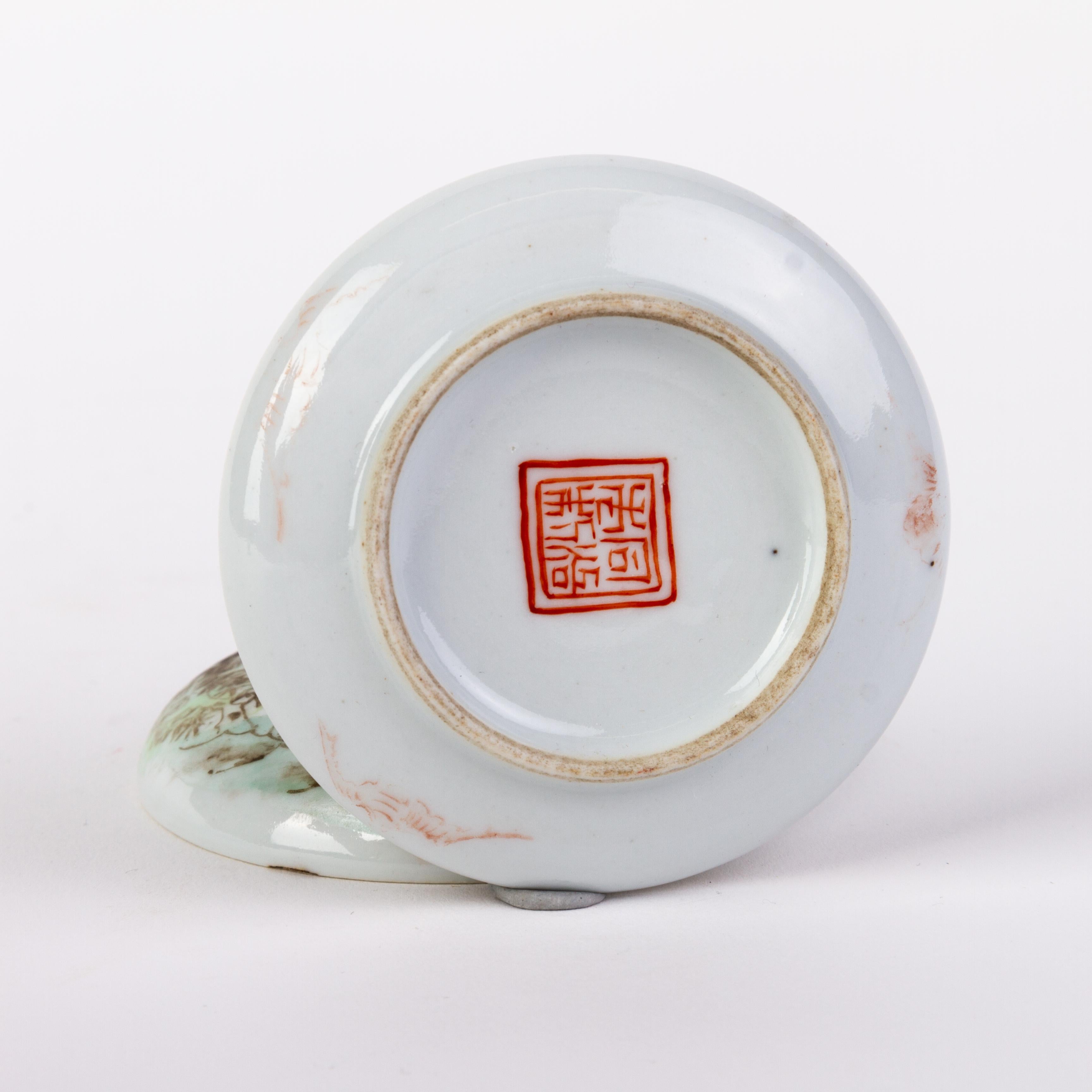 Porcelaine Boîte à couvercle en porcelaine Famille Rose de la période de la République chinoise avec marque de sceau en vente