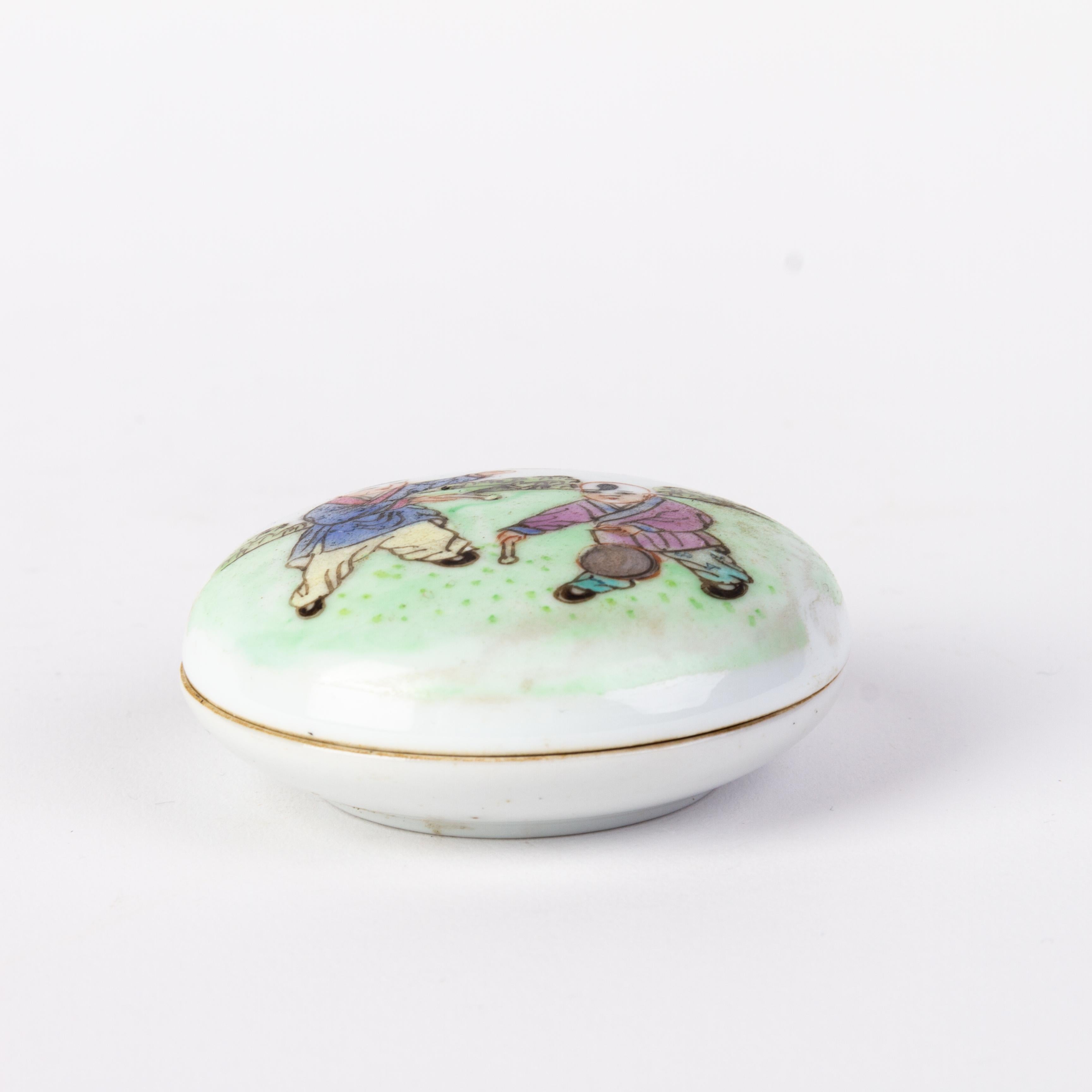 Chinese Republic Period Famille Rose Porcelain Lidded Box with Seal Mark For Sale 2