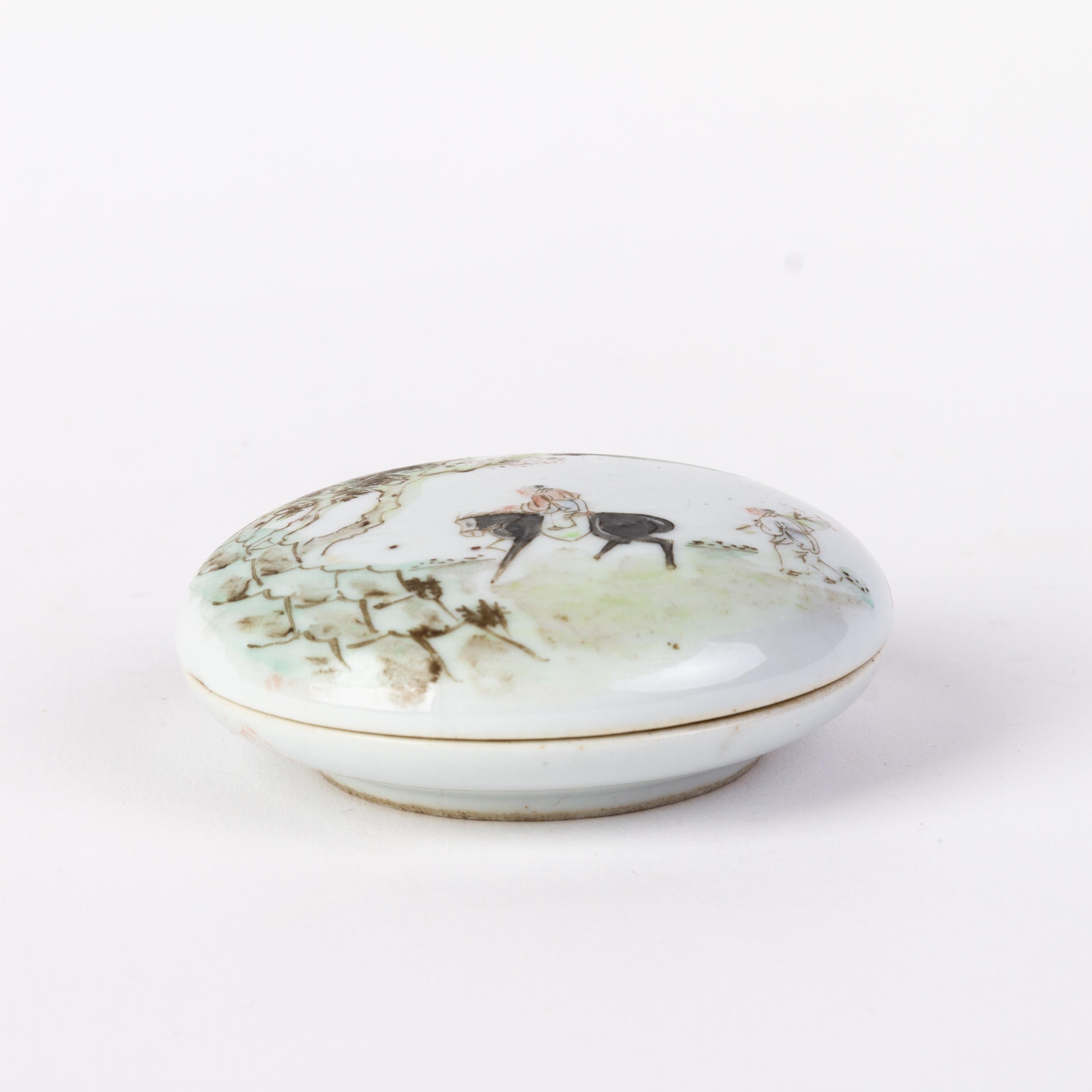 Boîte à couvercle en porcelaine Famille Rose de la période de la République chinoise avec marque de sceau en vente 1
