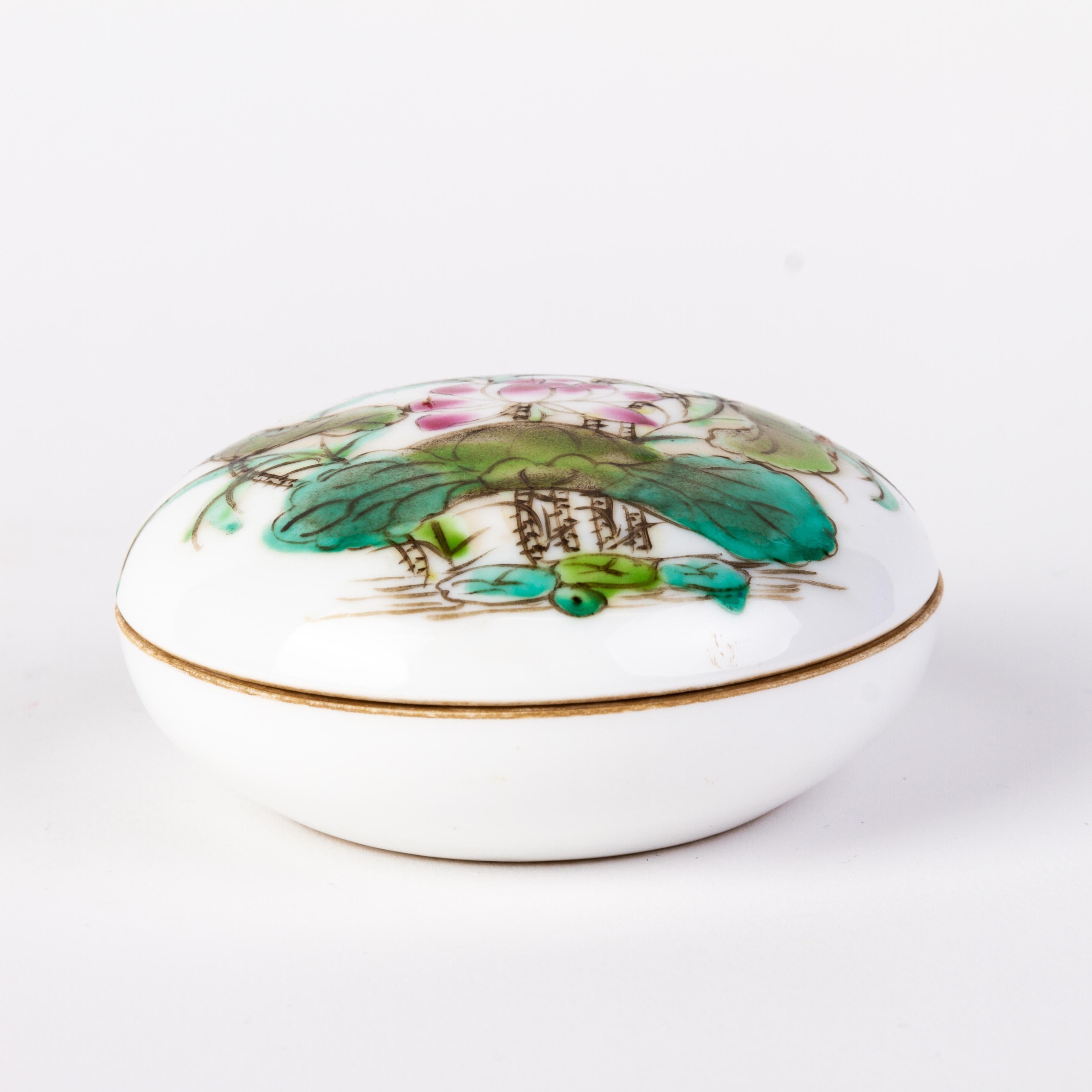 Chinese Republic Period Famille Rose Porcelain Lidded Box with Seal Mark For Sale 3