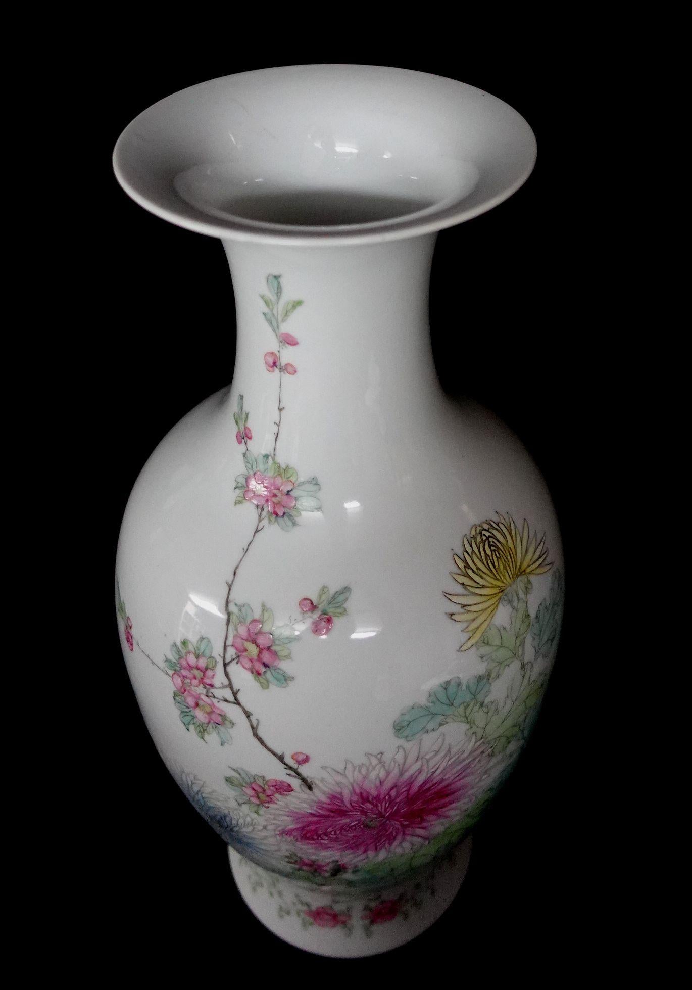 20ième siècle Grand vase en porcelaine Famille Rose de la période de la République chinoise, Ric.00036 en vente