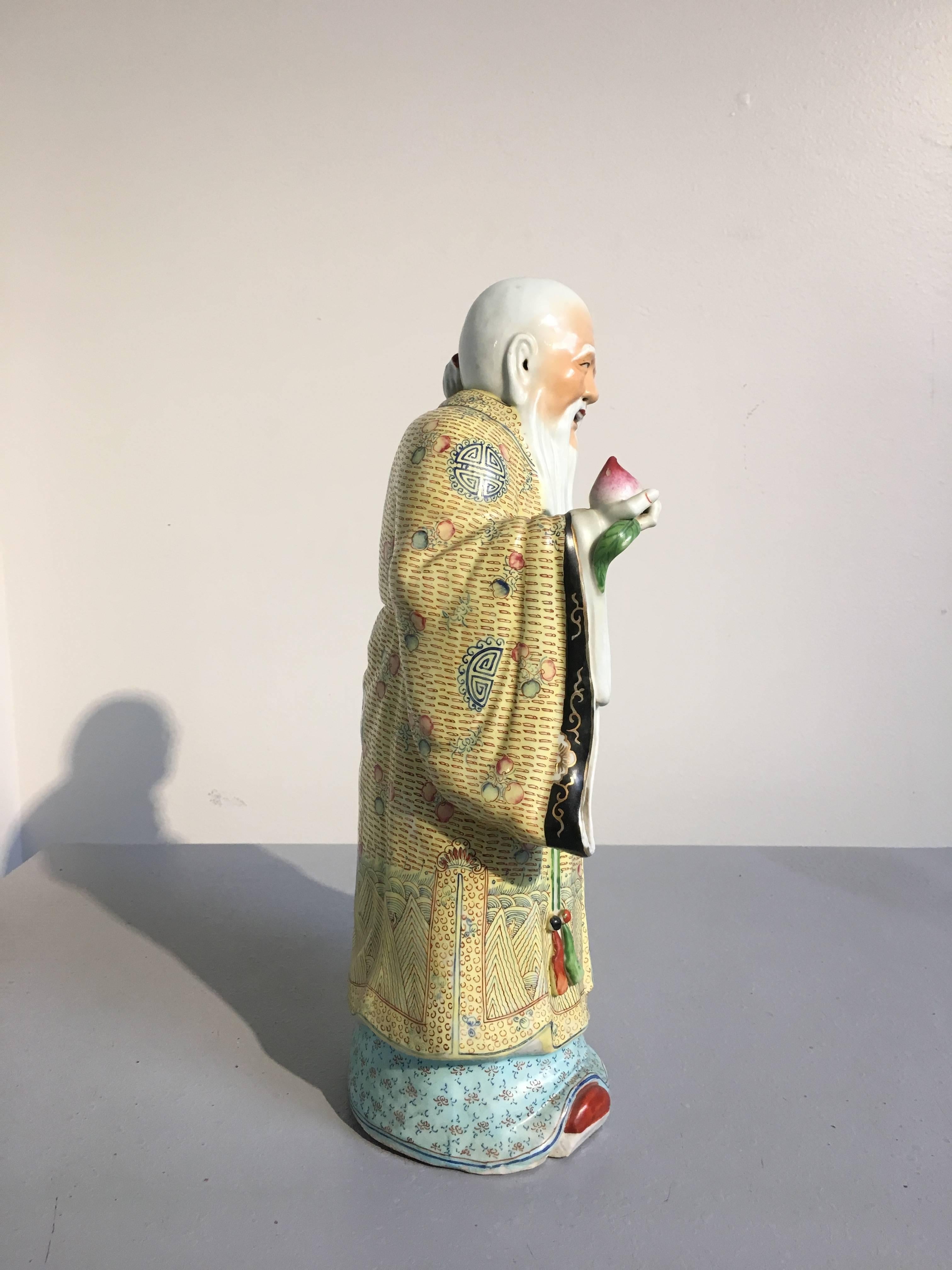 Fein modellierte chinesische Porzellanfigur des chinesischen Gottes der Langlebigkeit, Shouxing, Republikzeit, frühes 20. Jahrhundert, China.
Der Gott der Langlebigkeit, Shouxing oder Shoulao genannt, steht aufrecht und hält in der einen Hand einen