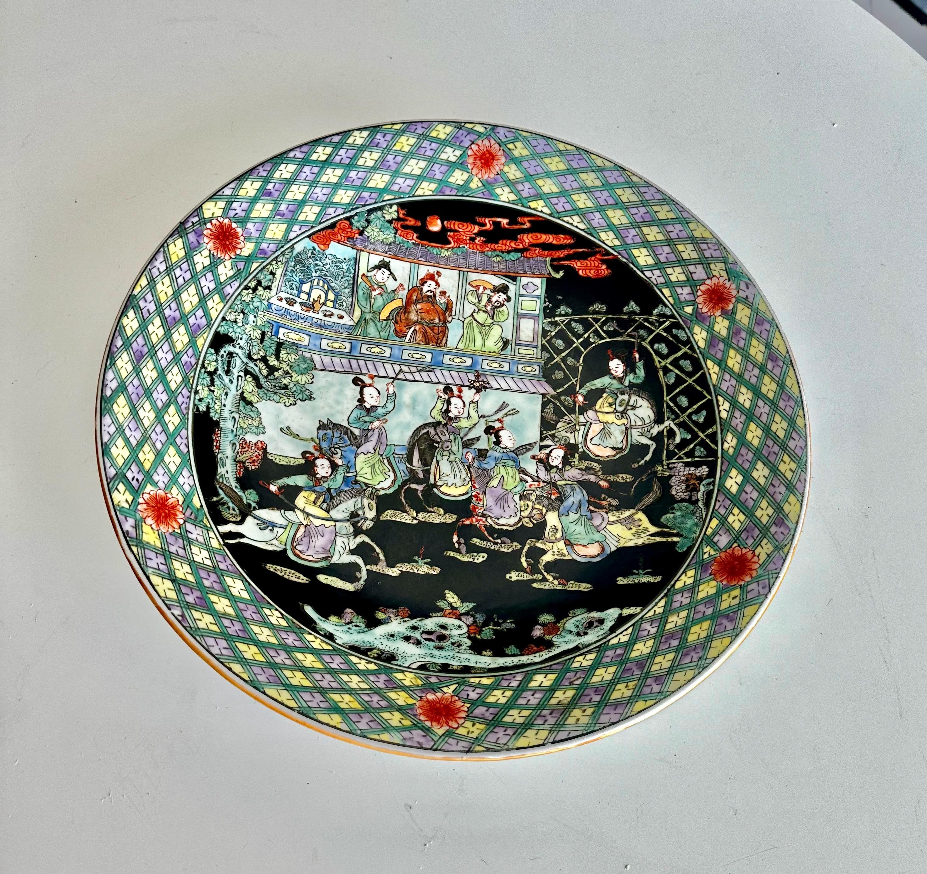 Chinese Republic Porcelain Charger In Good Condition For Sale In Palm Springs, CA