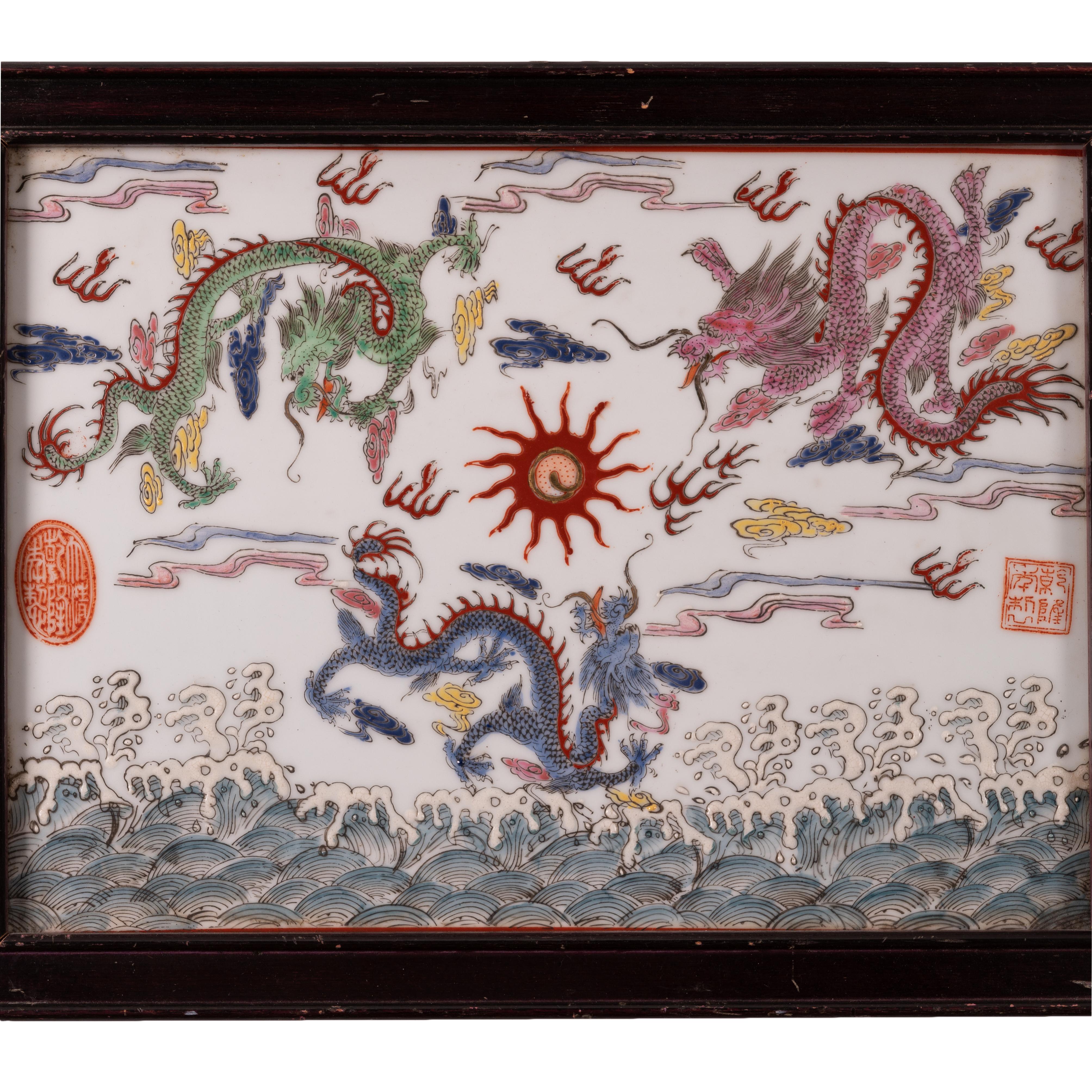 Plaque en porcelaine de la période de la République chinoise avec trois dragons.

vue : 11 ¾ par 8 ½ pouces
cadre : 13 ¾ par 10 ½ pouces


