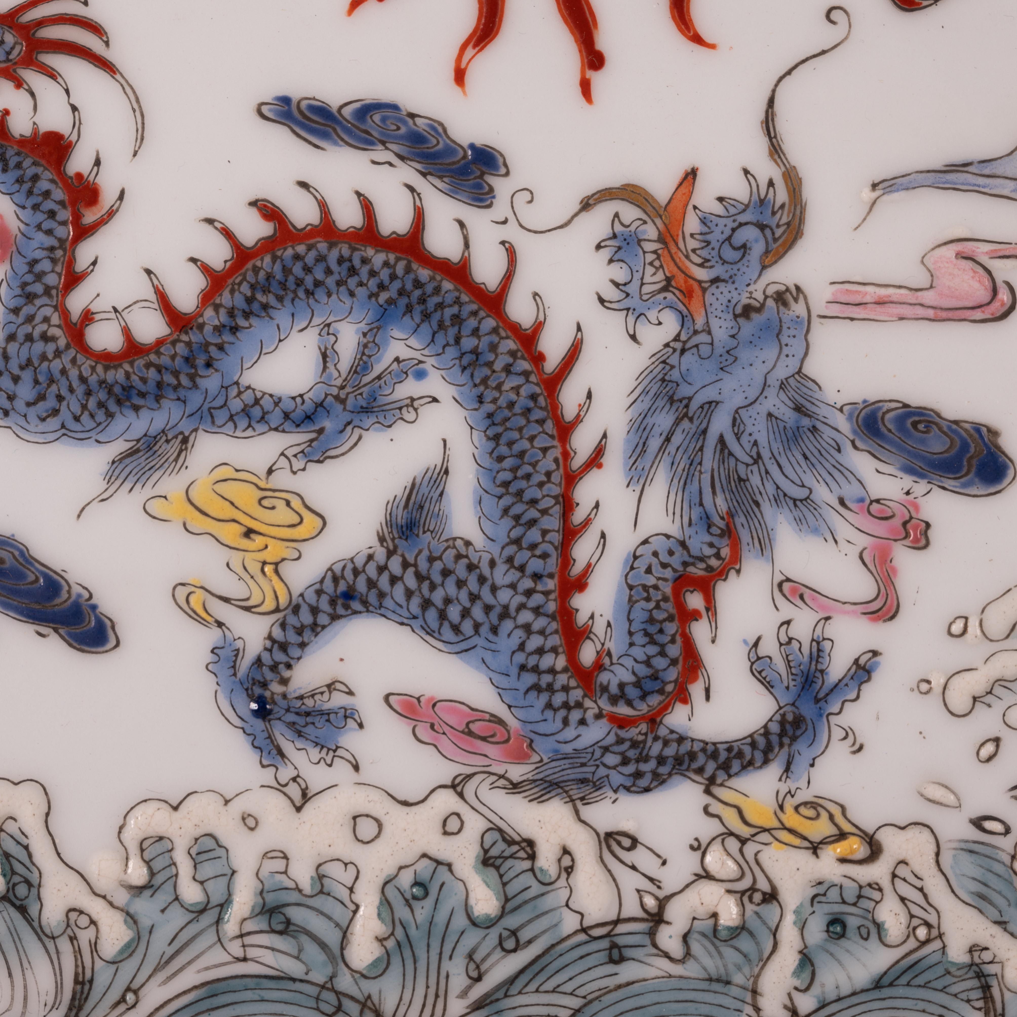 Plaque des trois dragons en porcelaine de la République chinoise Bon état - En vente à Savannah, GA