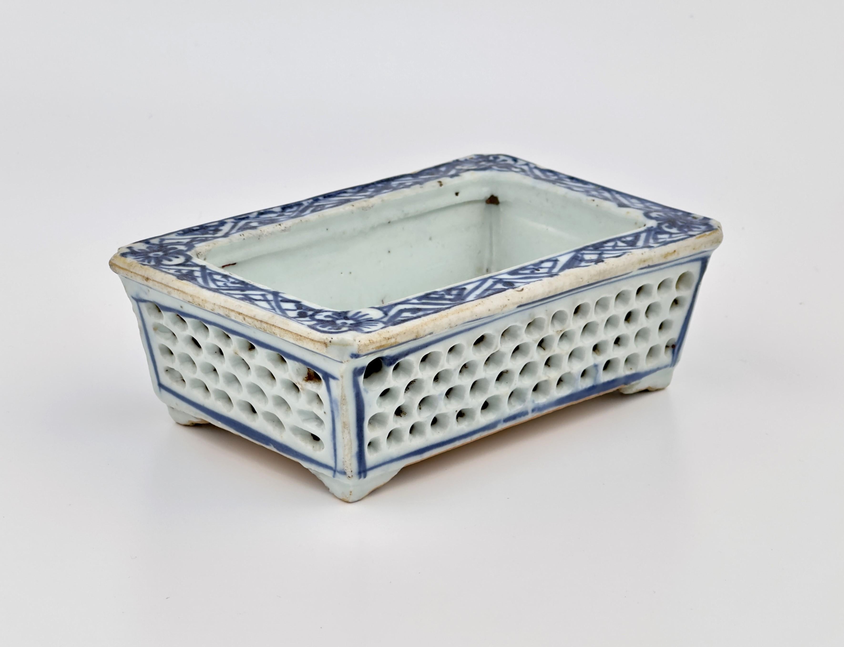 Chinesisches netzförmiges Porzellan Narzissen Bonsai Pflanzgefäße, frühe Qing Dynasty im Angebot 3