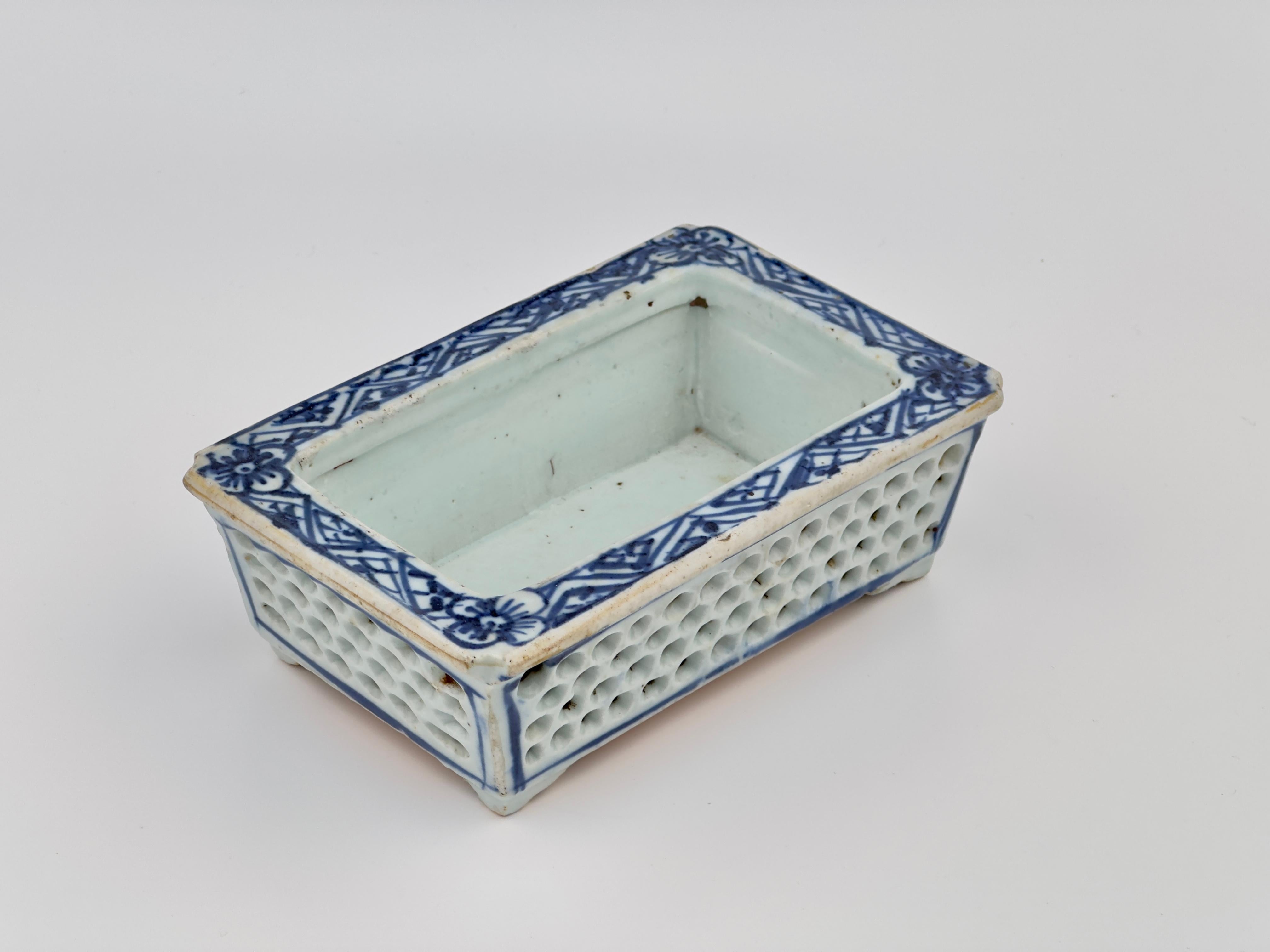 Chinesisches netzförmiges Porzellan Narzissen Bonsai Pflanzgefäße, frühe Qing Dynasty (Qing-Dynastie) im Angebot