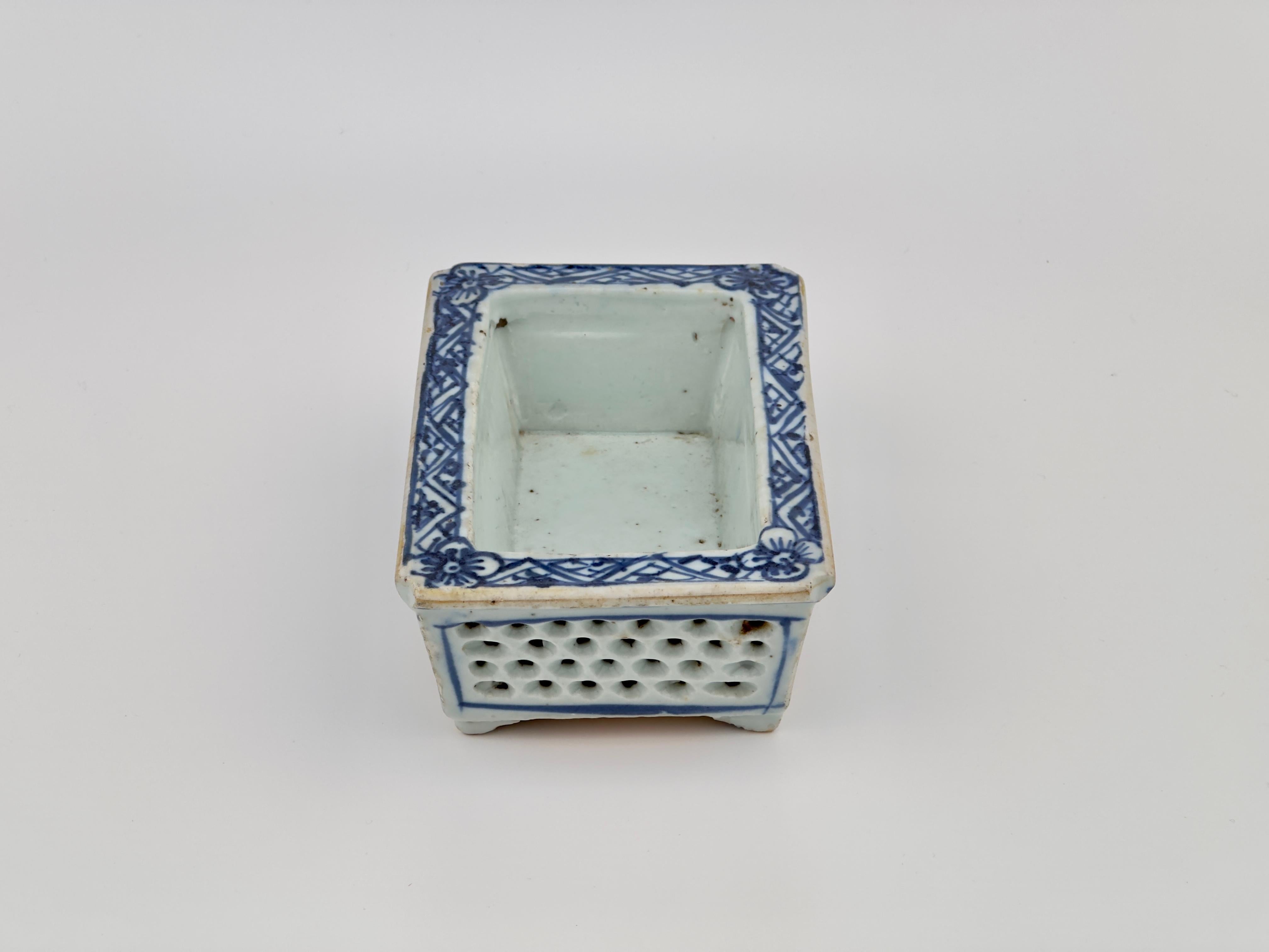Chinesisches netzförmiges Porzellan Narzissen Bonsai Pflanzgefäße, frühe Qing Dynasty (Glasiert) im Angebot