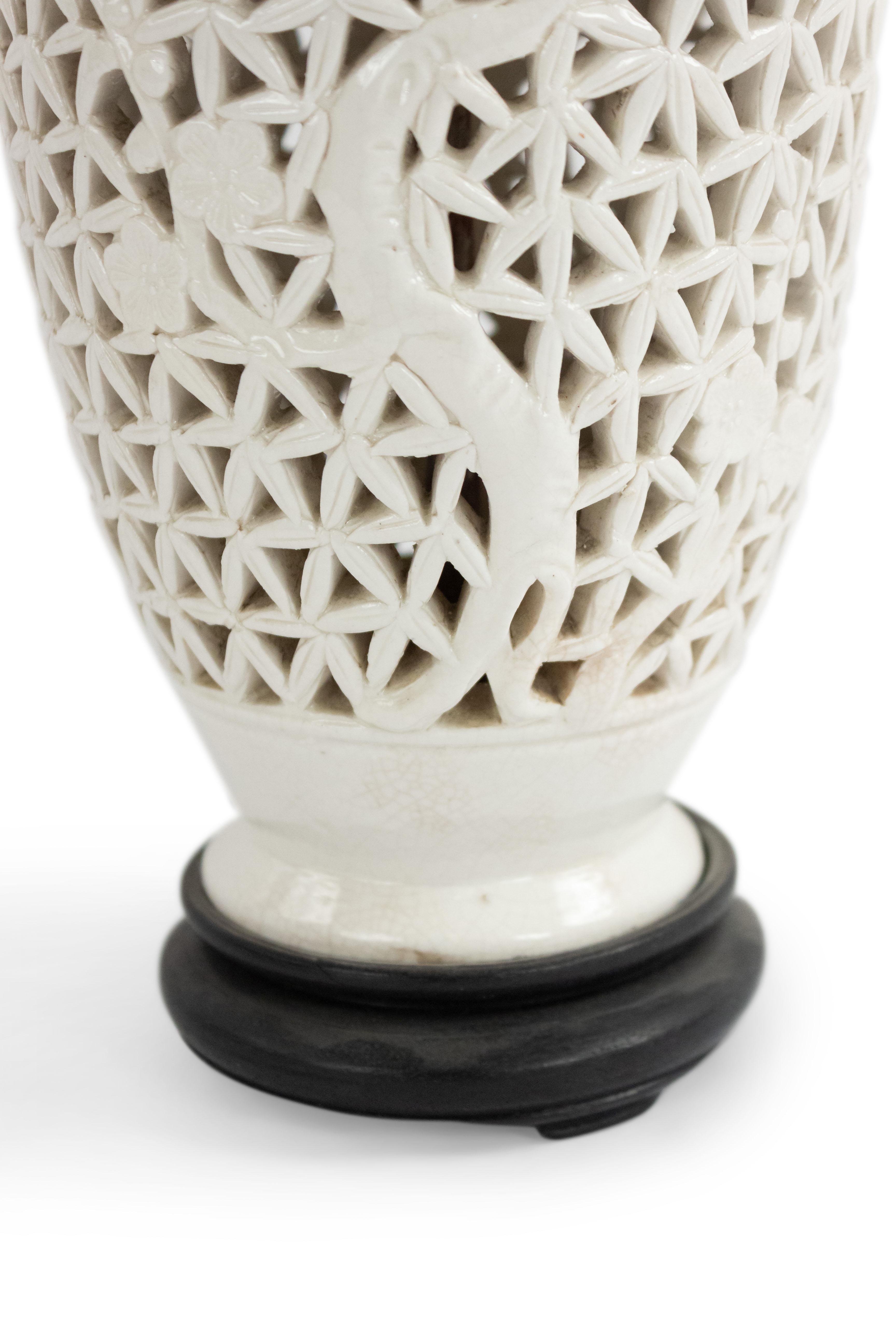 Chinese Reticulated White Porcelain Table Lamp In Good Condition For Sale In New York, NY