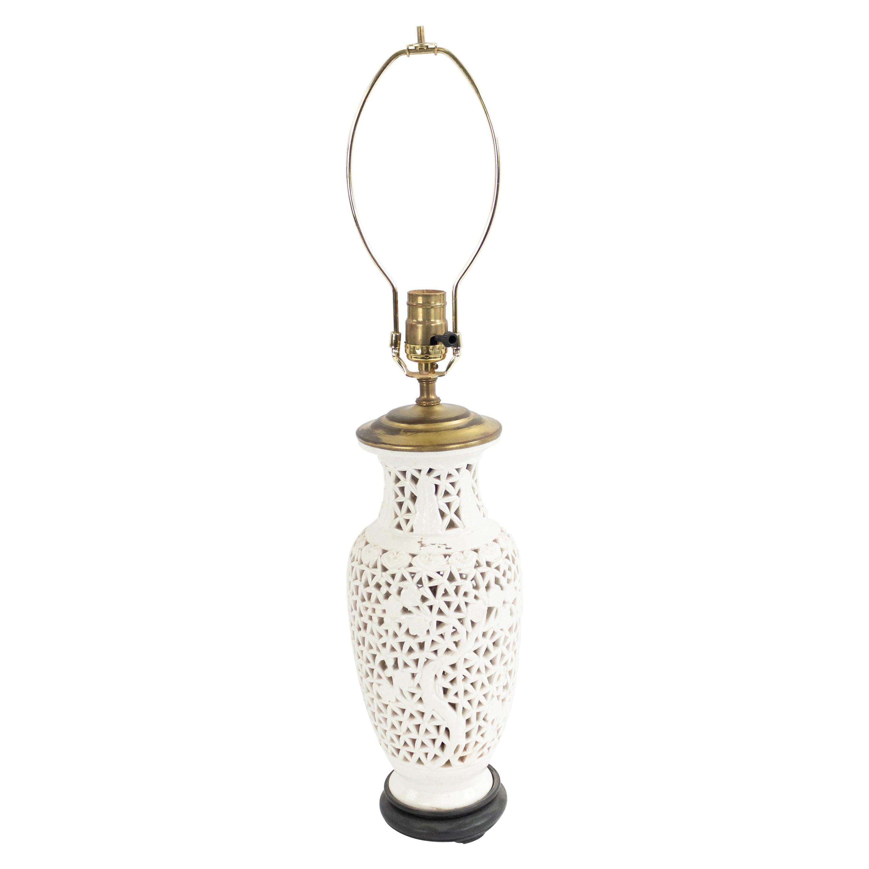Lampe de bureau chinoise réticulée en porcelaine blanche