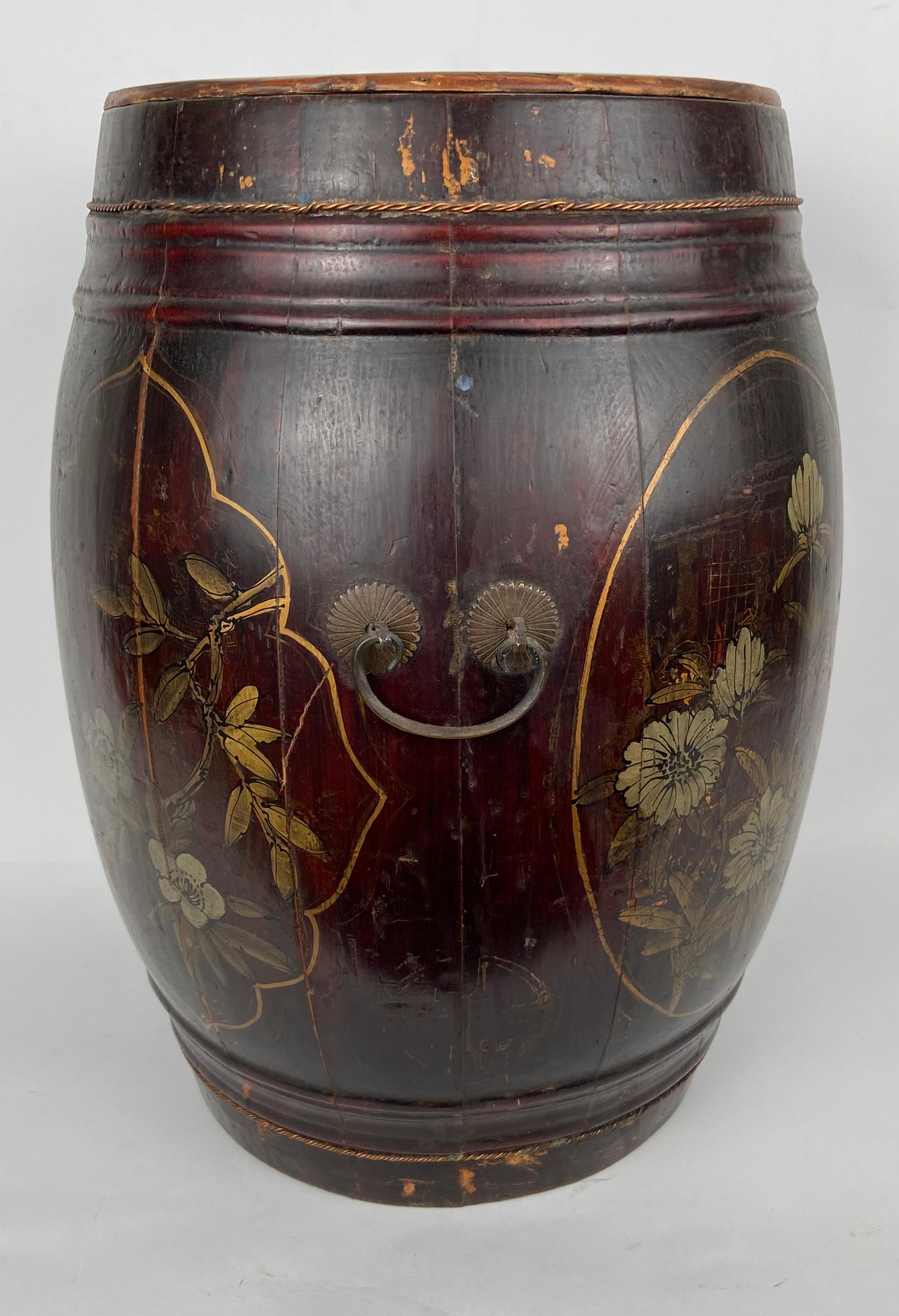 Rice barrel with lid. Decorated with cartouches with flowers and butterflies.
China, early 19th century. 
