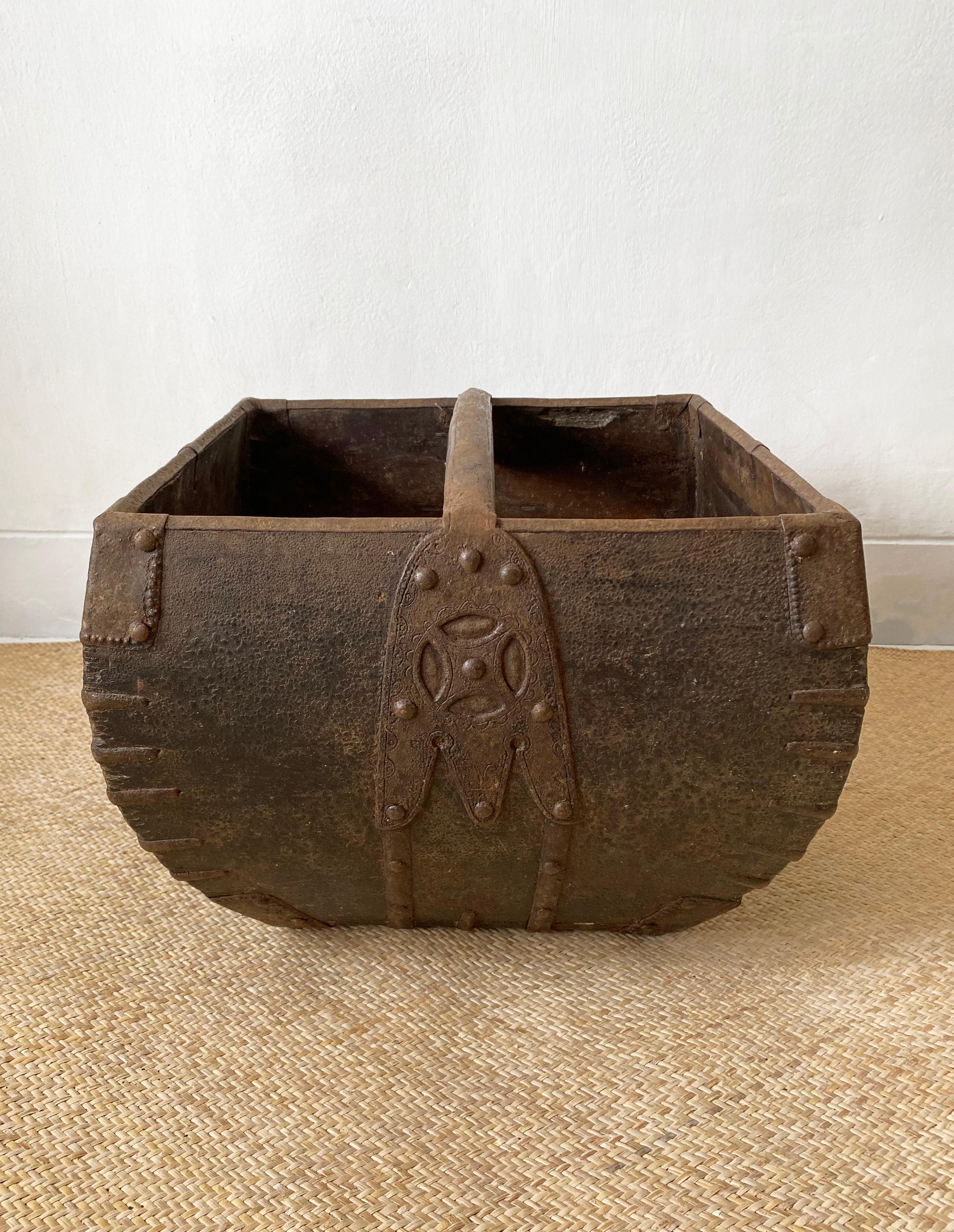 Chinesischer Reismaßkorb mit gravierten Eisenbeschlägen aus China, frühes 20. Jahrhundert (Handgefertigt) im Angebot