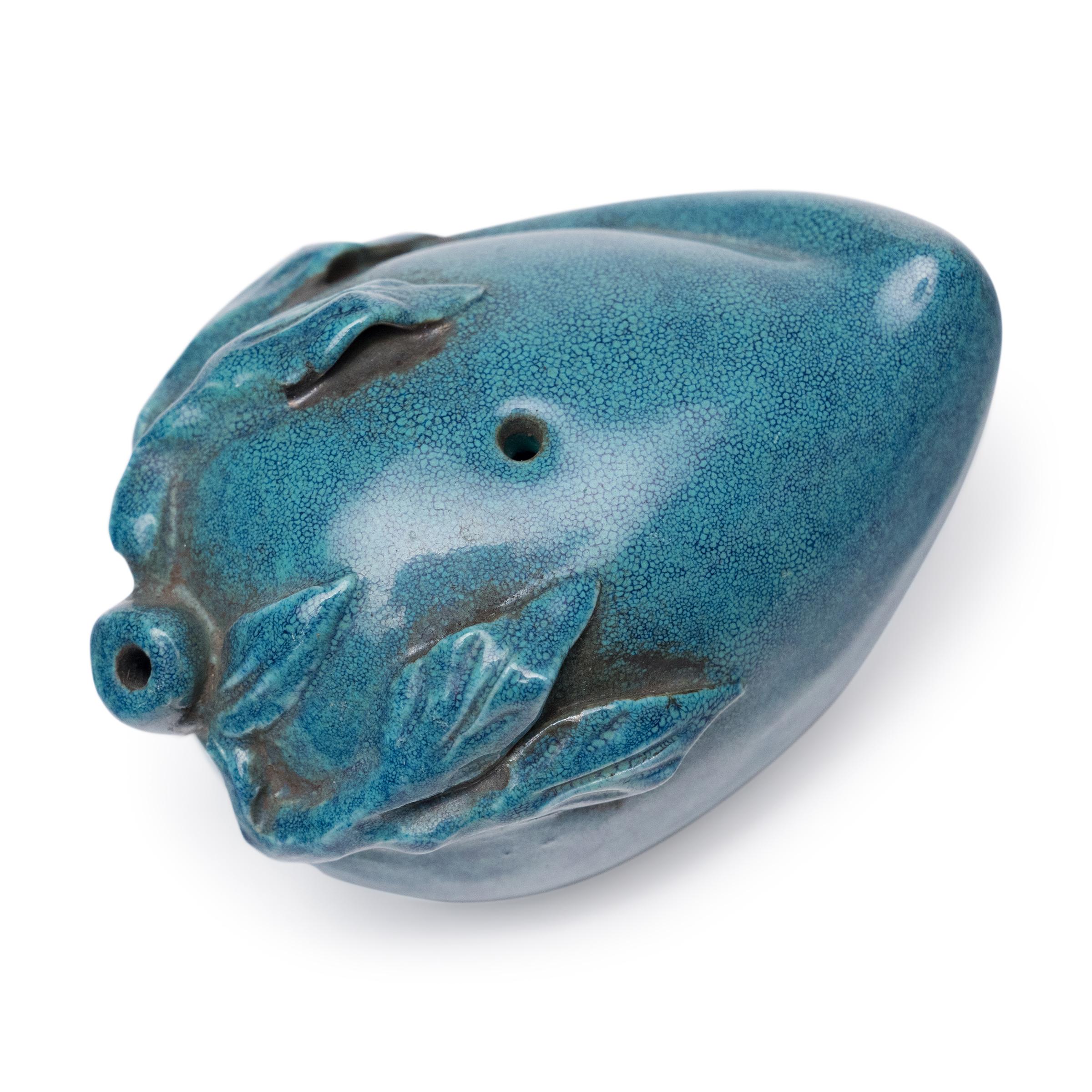 Cette pêche en porcelaine est un compte-gouttes traditionnel chinois, un accessoire de calligraphie qui aurait été placé sur la table à peindre d'un érudit, à côté des quatre trésors de l'étude - le pinceau à calligraphie, l'encre, le papier et la