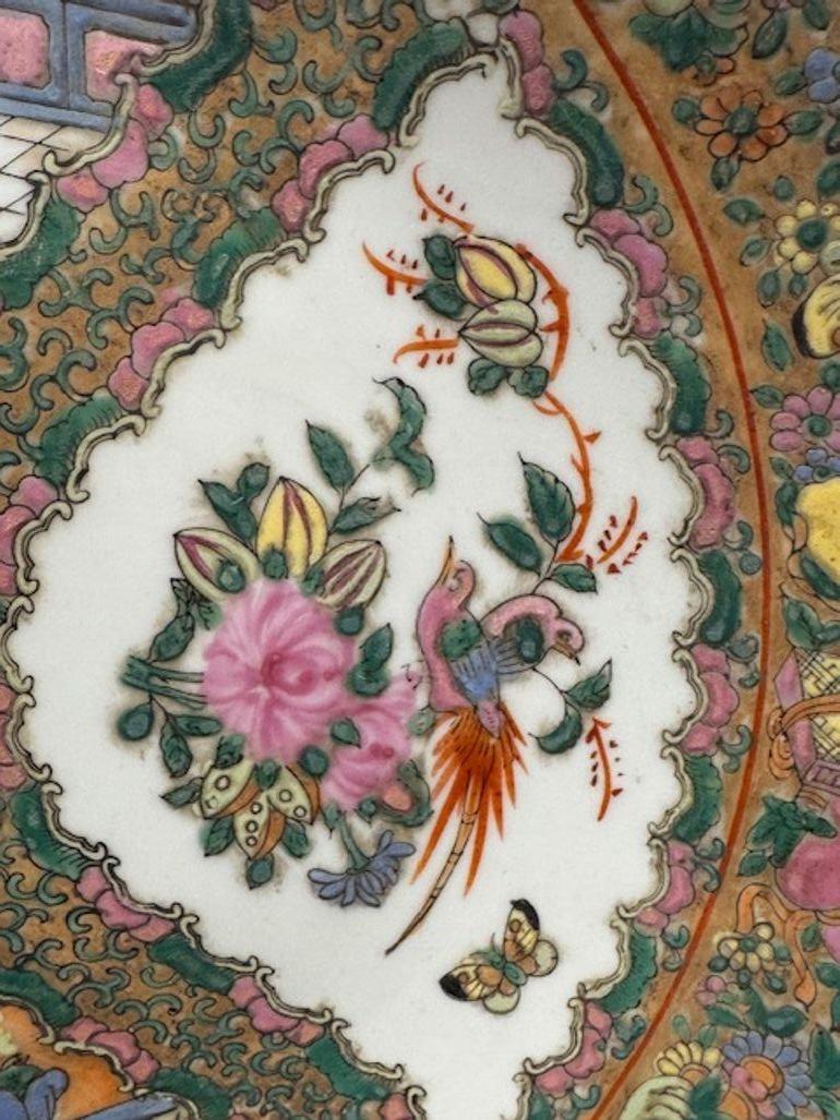 Céramique Chargeur en médaillon de roses chinoises en vente