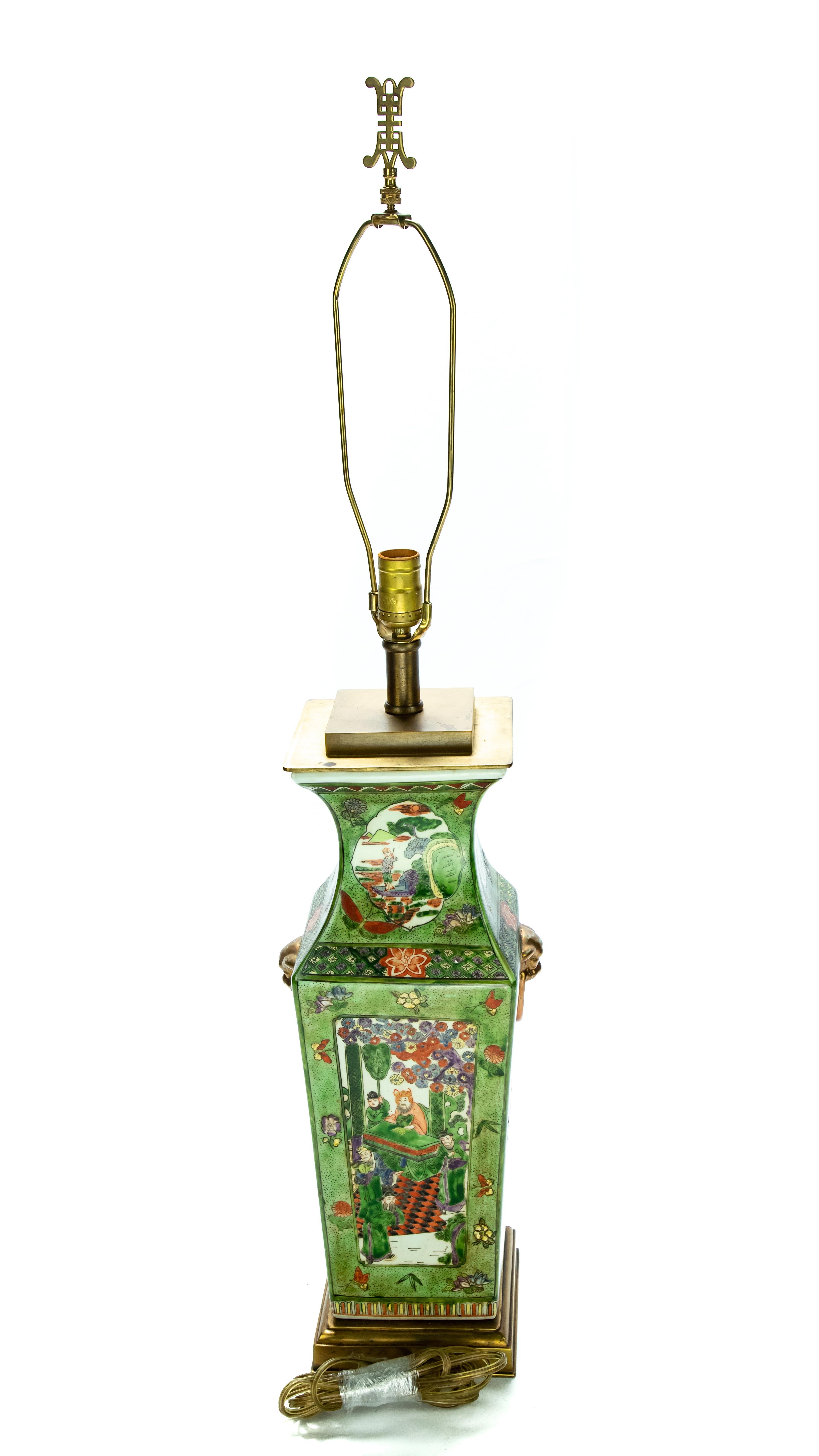 Chinese Rose Medallion Hand Painted Table Lamp In Fair Condition In Cookeville, TN
