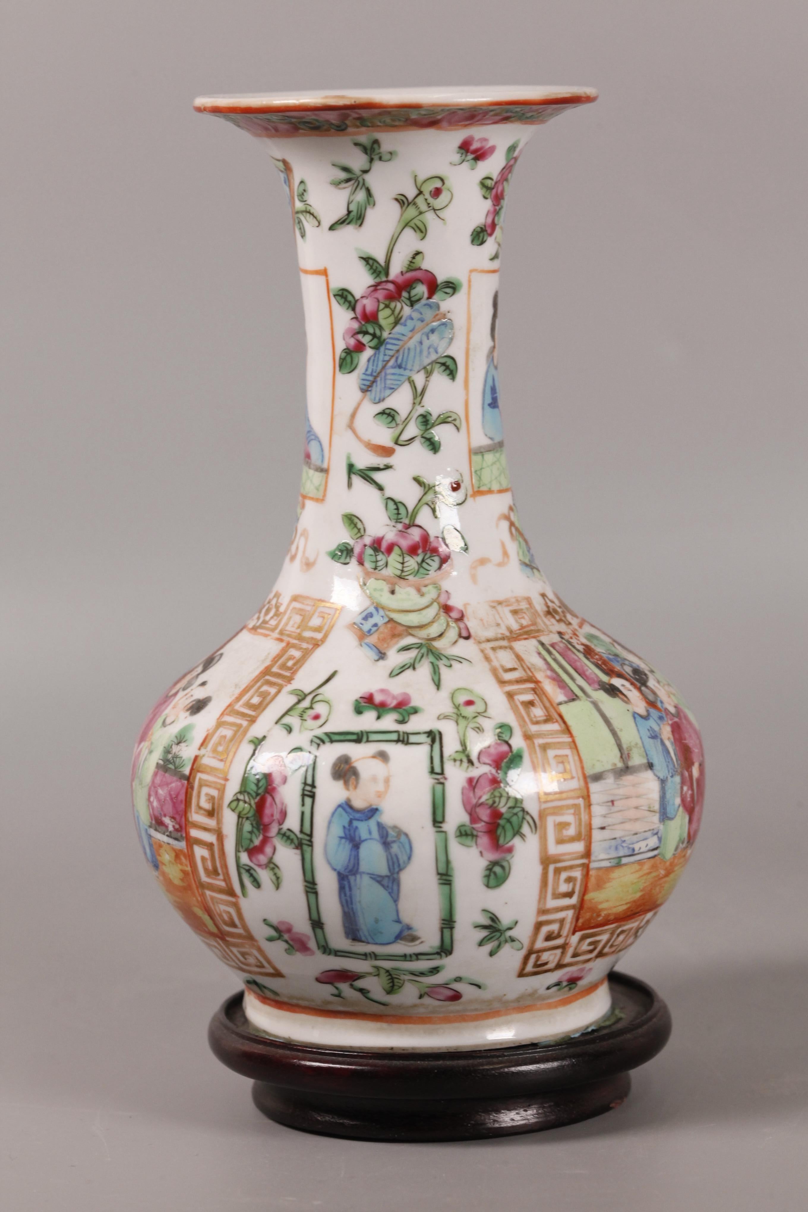 décoré de scènes figuratives ; 4.75in(W) x 4.75in(D&H) x 7.5in(H) sont les dimensions du vase uniquement (sans la base en bois) 