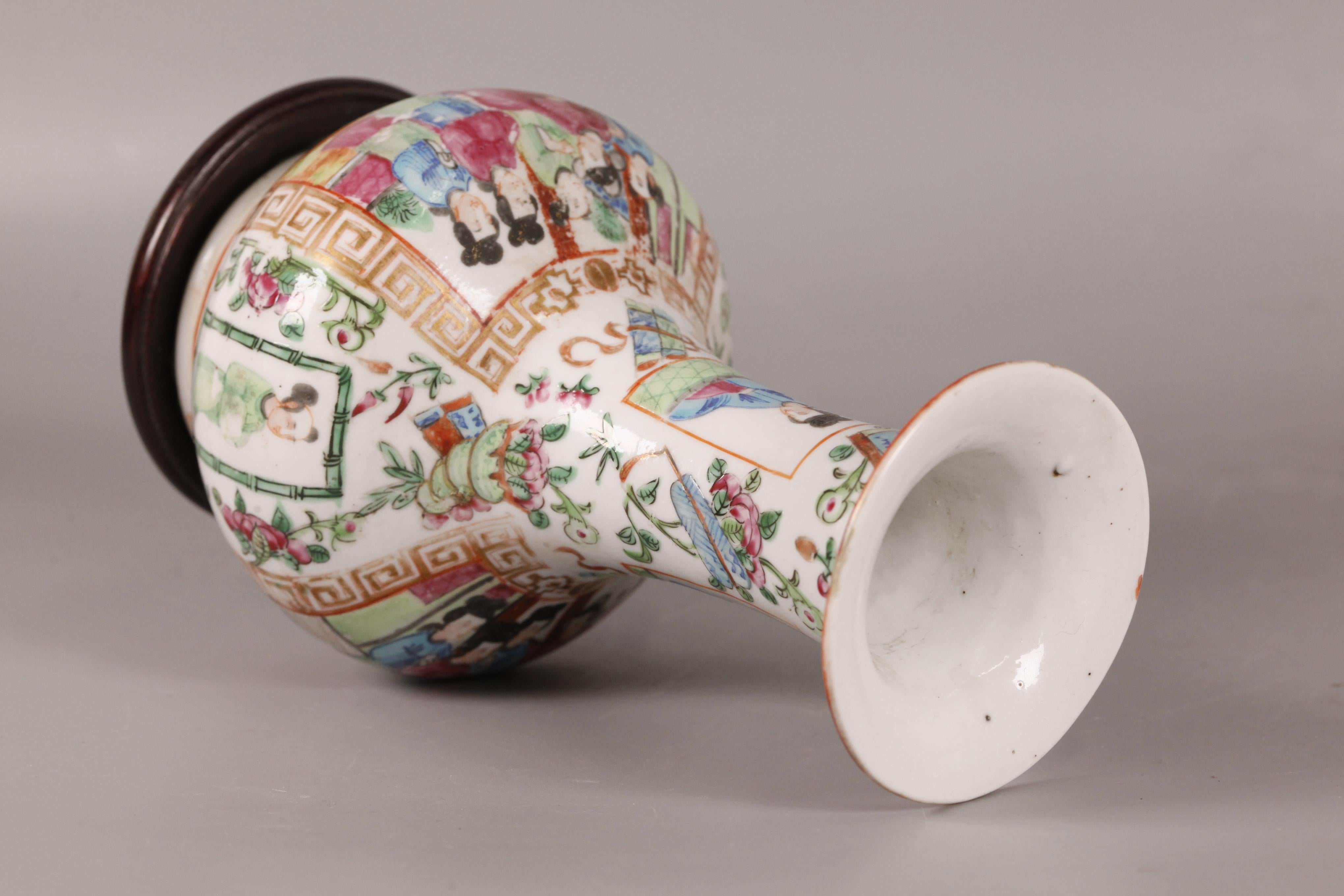 Chinois Vase à bouteilles chinois en porcelaine avec médaillon de rose, 19e siècle en vente