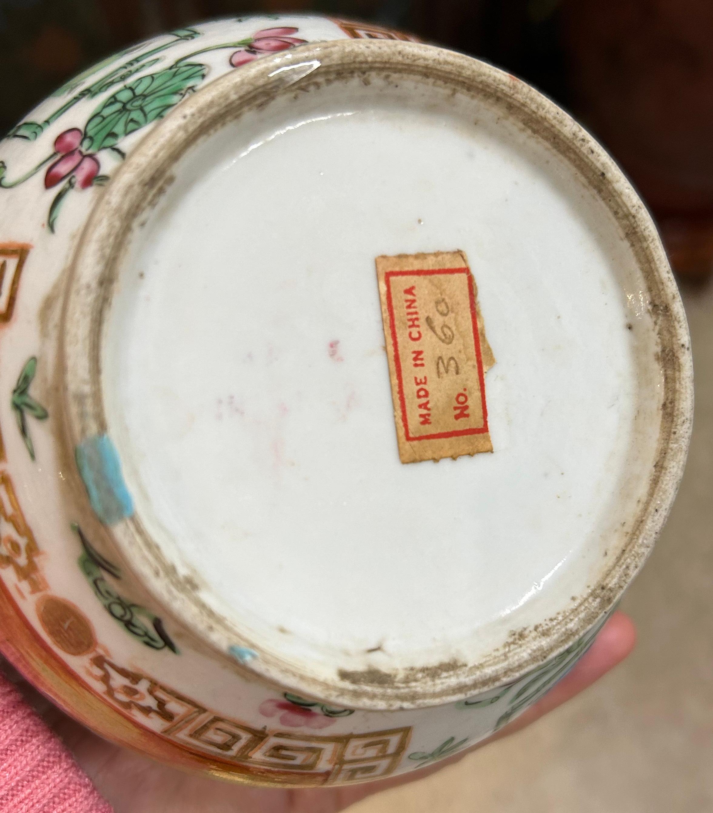 Vase à bouteilles chinois en porcelaine avec médaillon de rose, 19e siècle Bon état - En vente à New York, NY