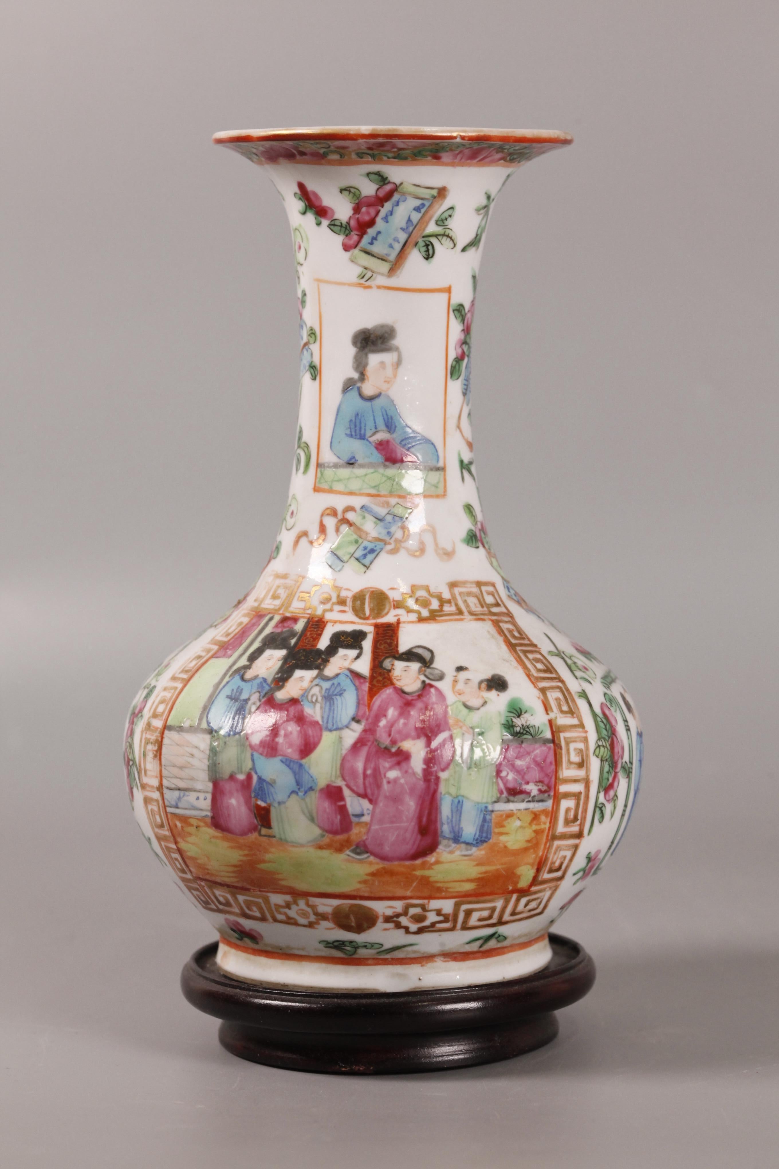 XIXe siècle Vase à bouteilles chinois en porcelaine avec médaillon de rose, 19e siècle en vente