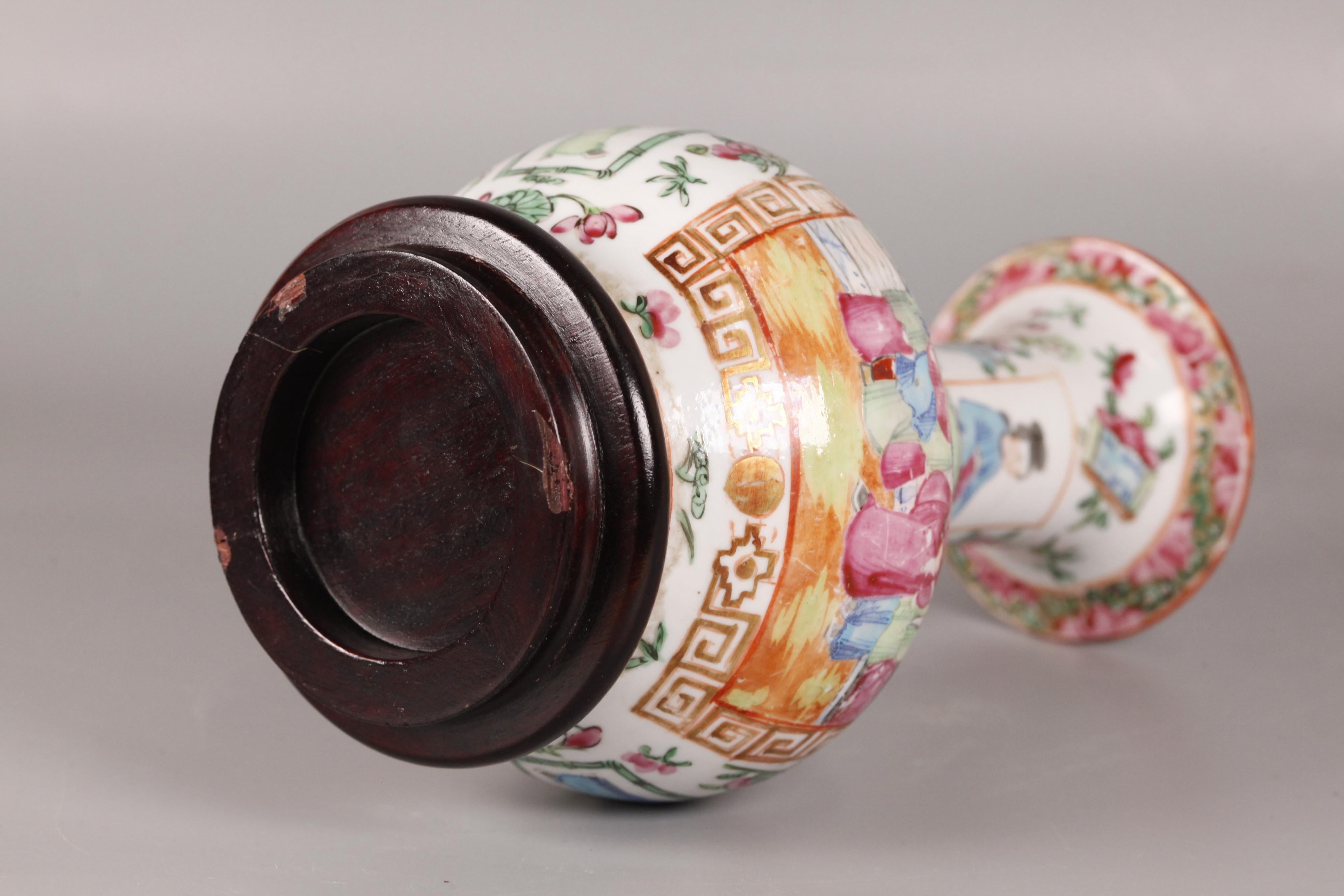 Porcelaine Vase à bouteilles chinois en porcelaine avec médaillon de rose, 19e siècle en vente