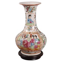 Vaso a bottiglia in porcellana cinese con medaglione a rosa, XIX secolo.