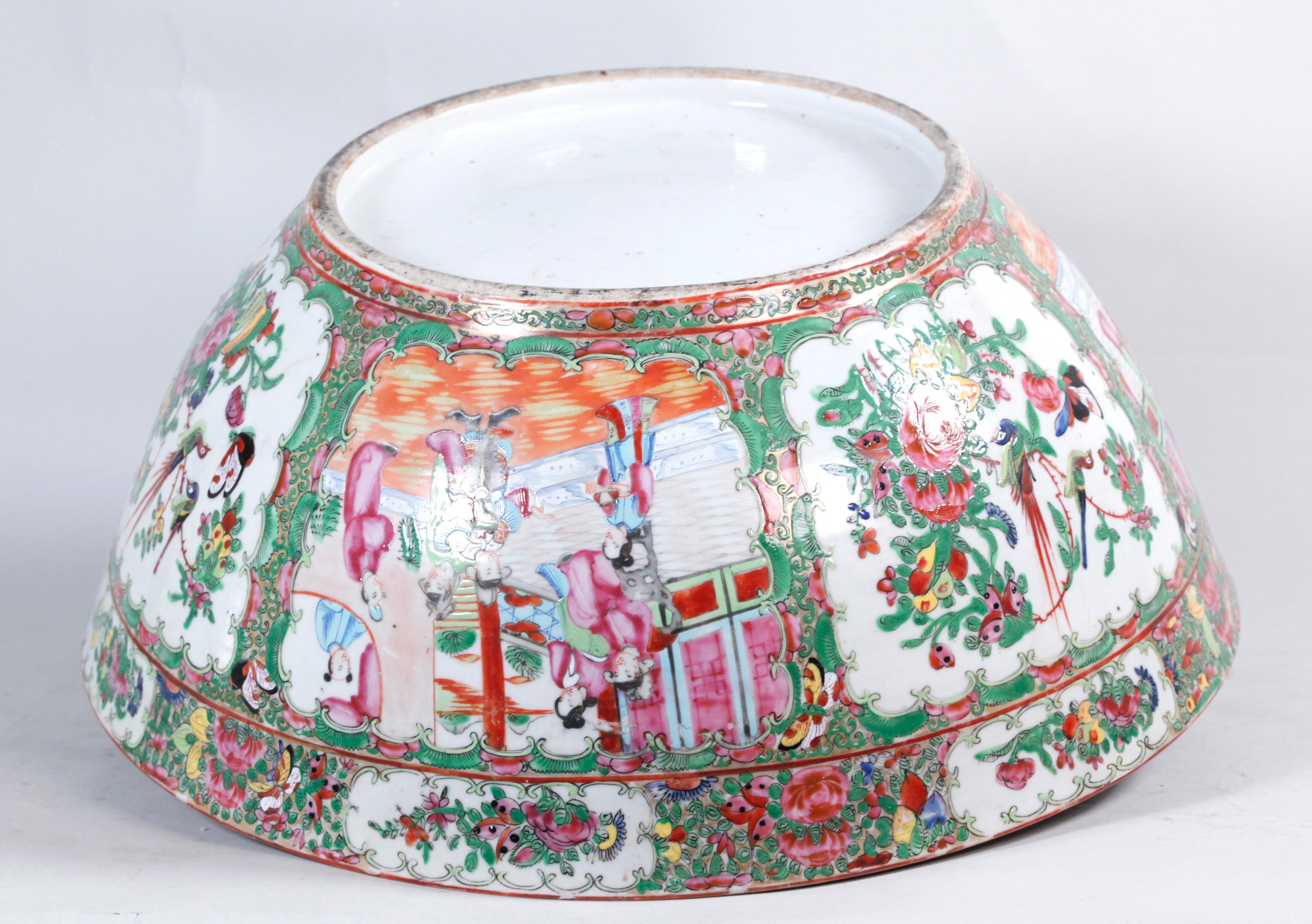 Bol en porcelaine chinois à médaillon de rose, 19ème siècle Bon état - En vente à New York, NY