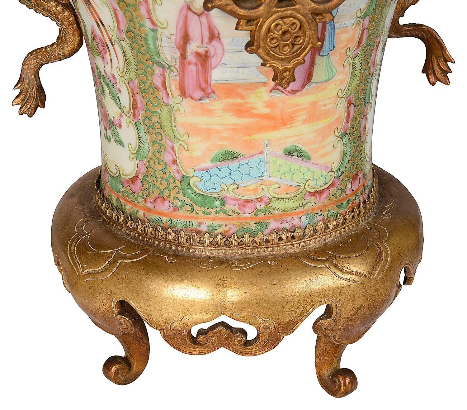 Chinese Rose Medallion porcelain clock set, 19th Century For Sale 3