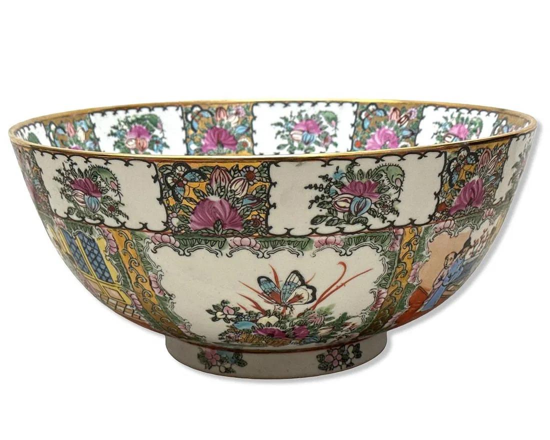 Grand bol de service en porcelaine rose médaillon de Chine. De superbes détails et des motifs peints à la main. Style ancien avec des porcelaines d'Extrême-Orient. Ajoutez de la porcelaine asiatique chic à votre projet de décoration.
