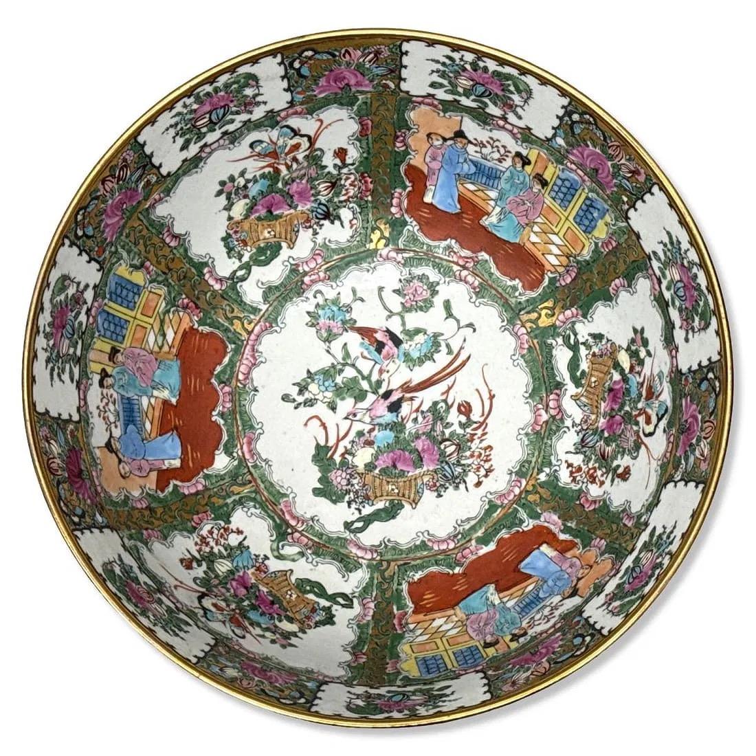Chinoiseries Grand bol de service en porcelaine avec médaillon en forme de rose chinoise en vente