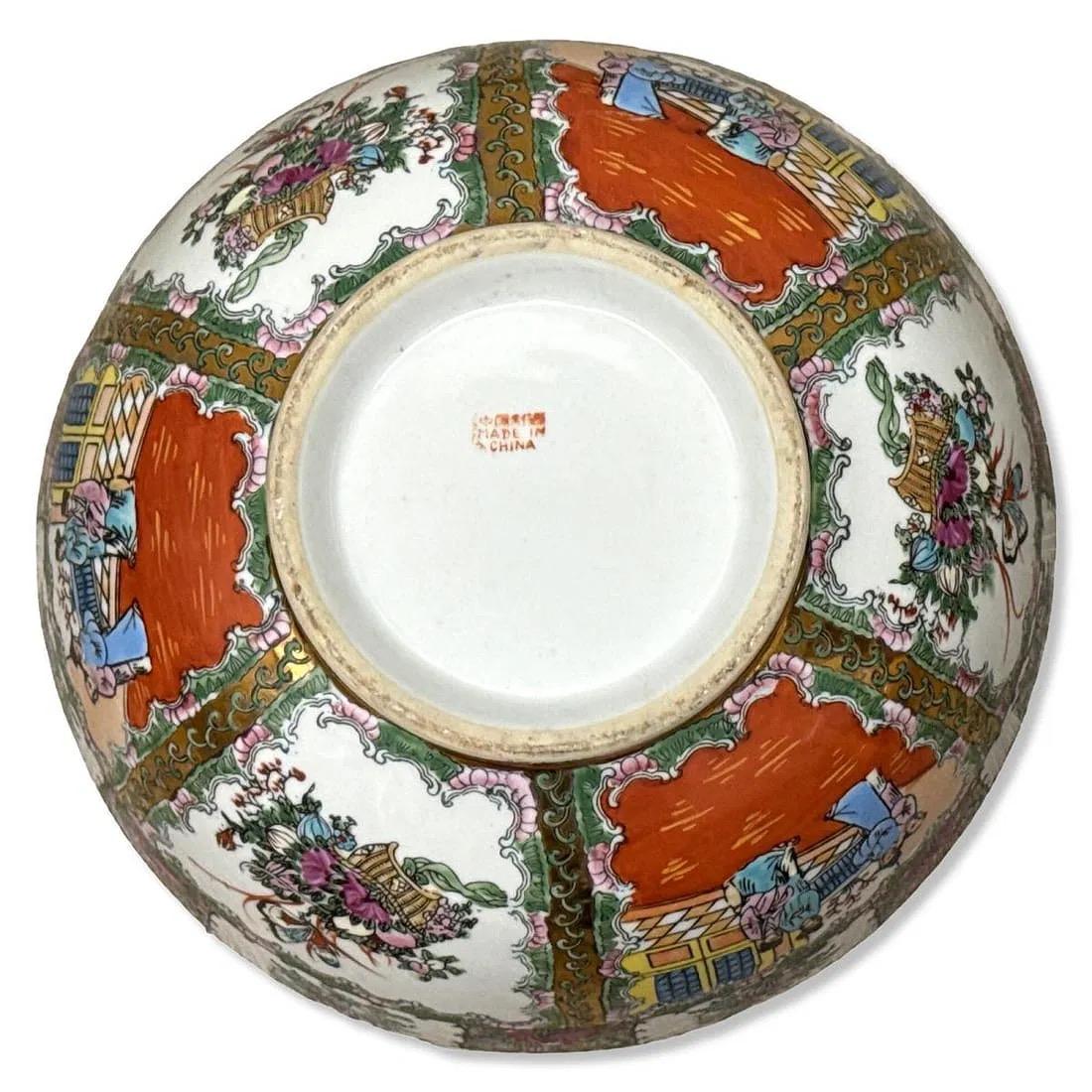Chinois Grand bol de service en porcelaine avec médaillon en forme de rose chinoise en vente
