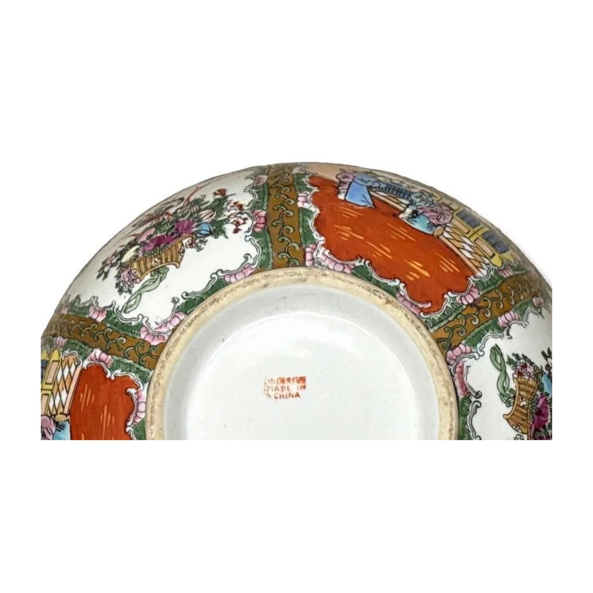 Grand bol de service en porcelaine avec médaillon en forme de rose chinoise Bon état - En vente à Los Angeles, CA
