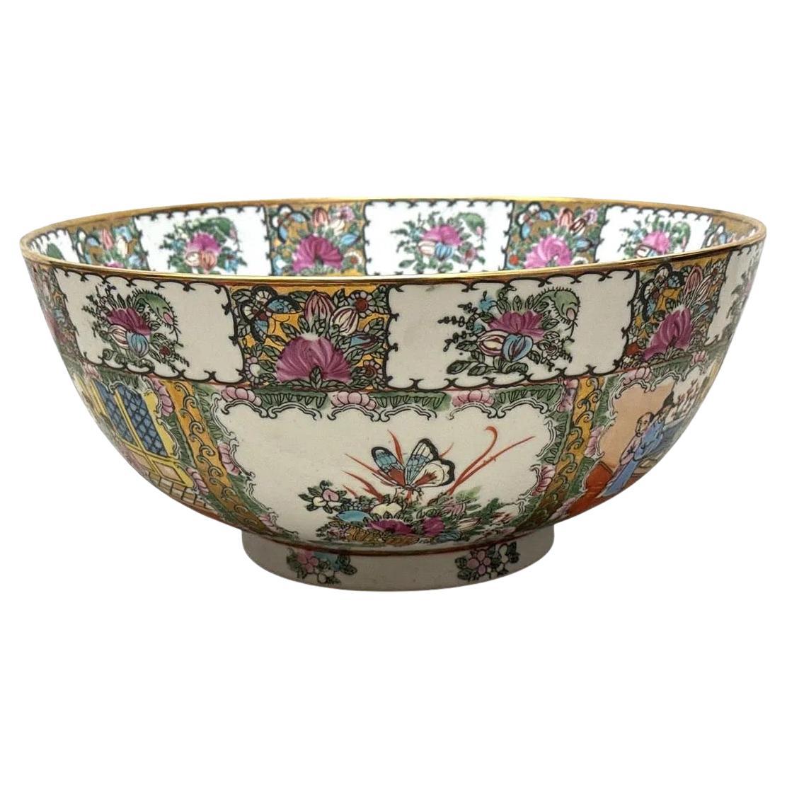 Grand bol de service en porcelaine avec médaillon en forme de rose chinoise en vente