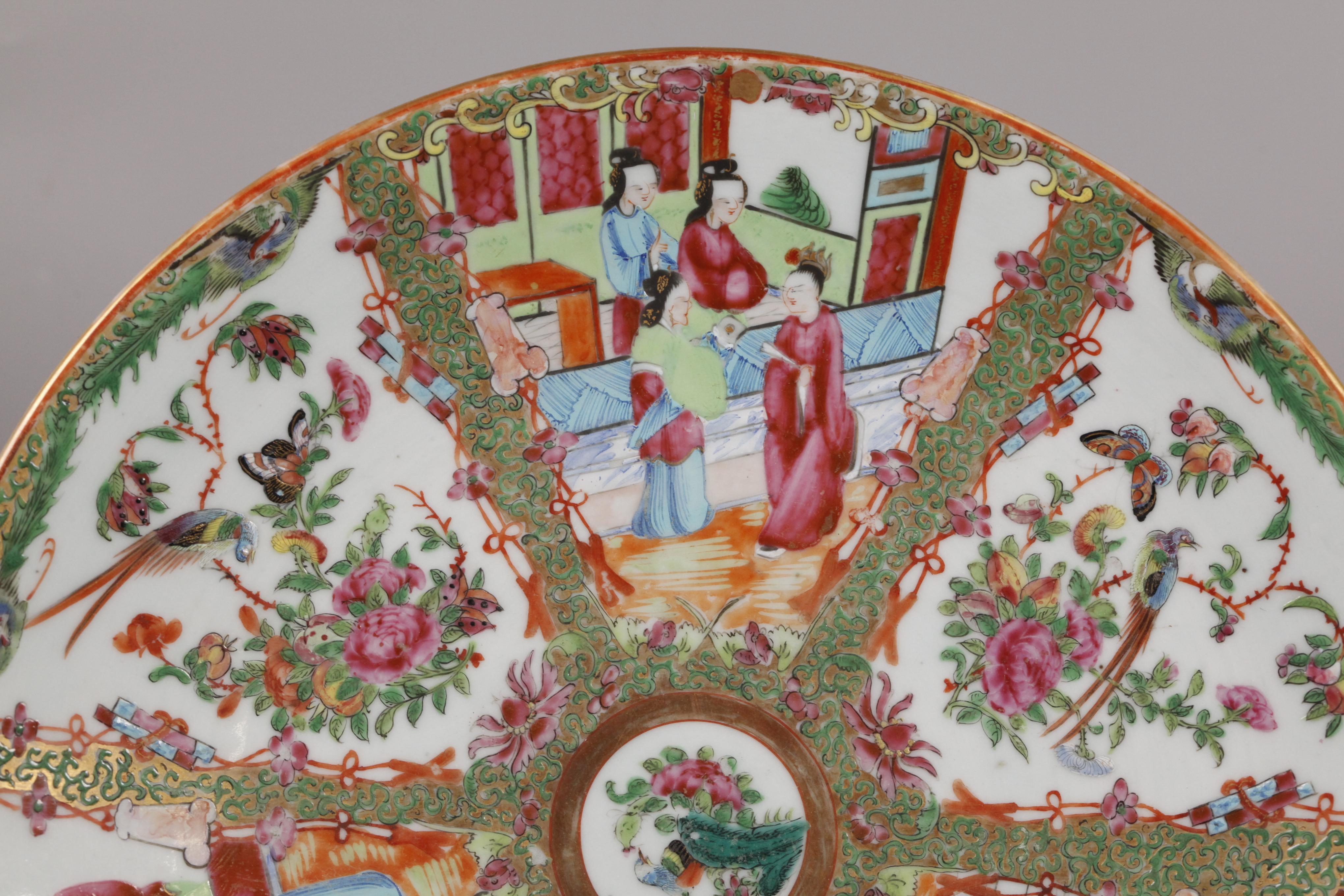 Chinese rose medallion porcelain plate, 19th c. In Good Condition For Sale In New York, NY
