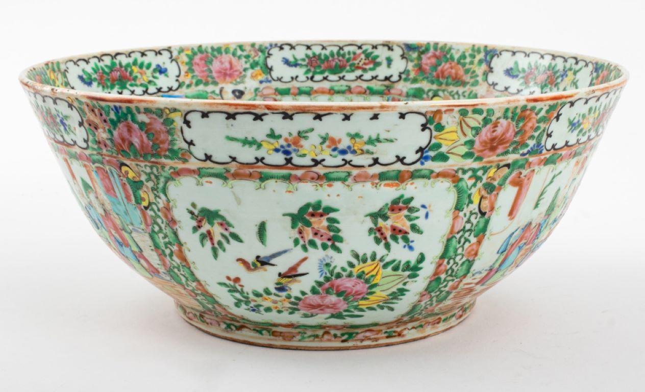 XIXe siècle Bol à punchs chinois en porcelaine à médaillon rose en vente