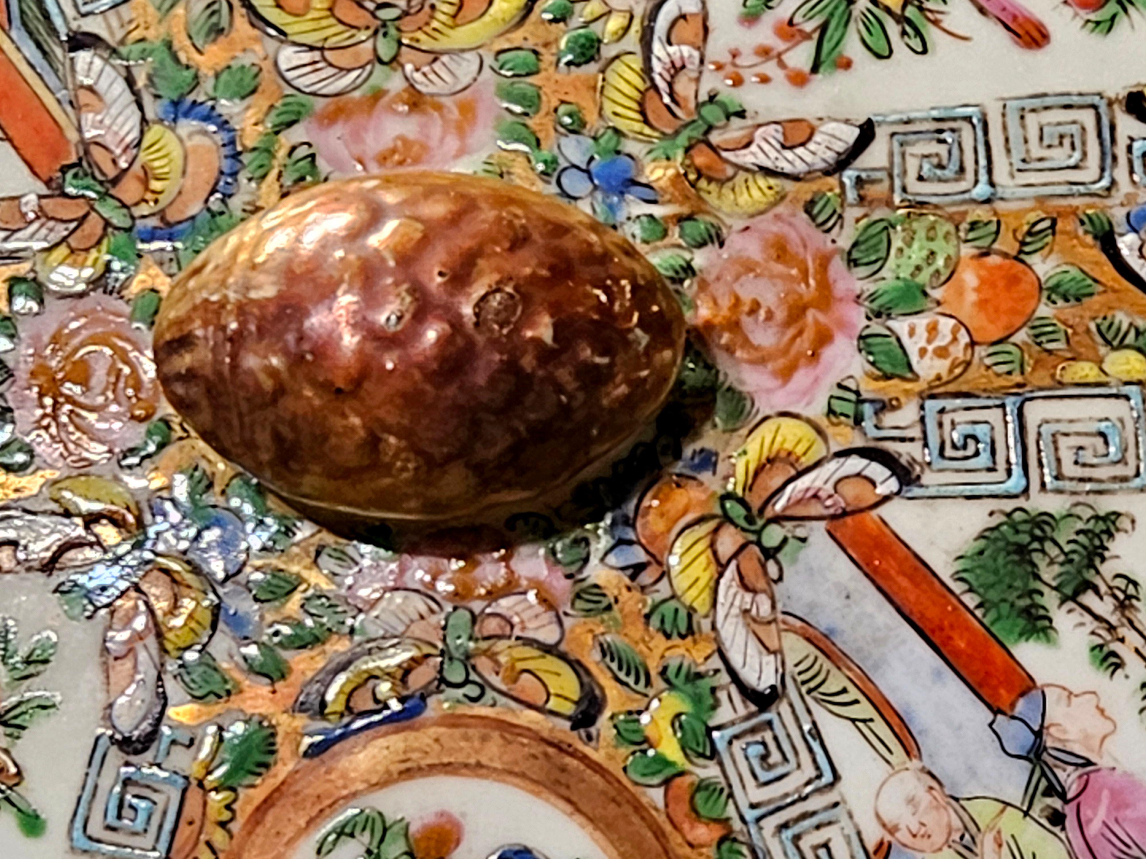 Soupière à couvercle en porcelaine chinoise avec médaillon en forme de rose en vente 2