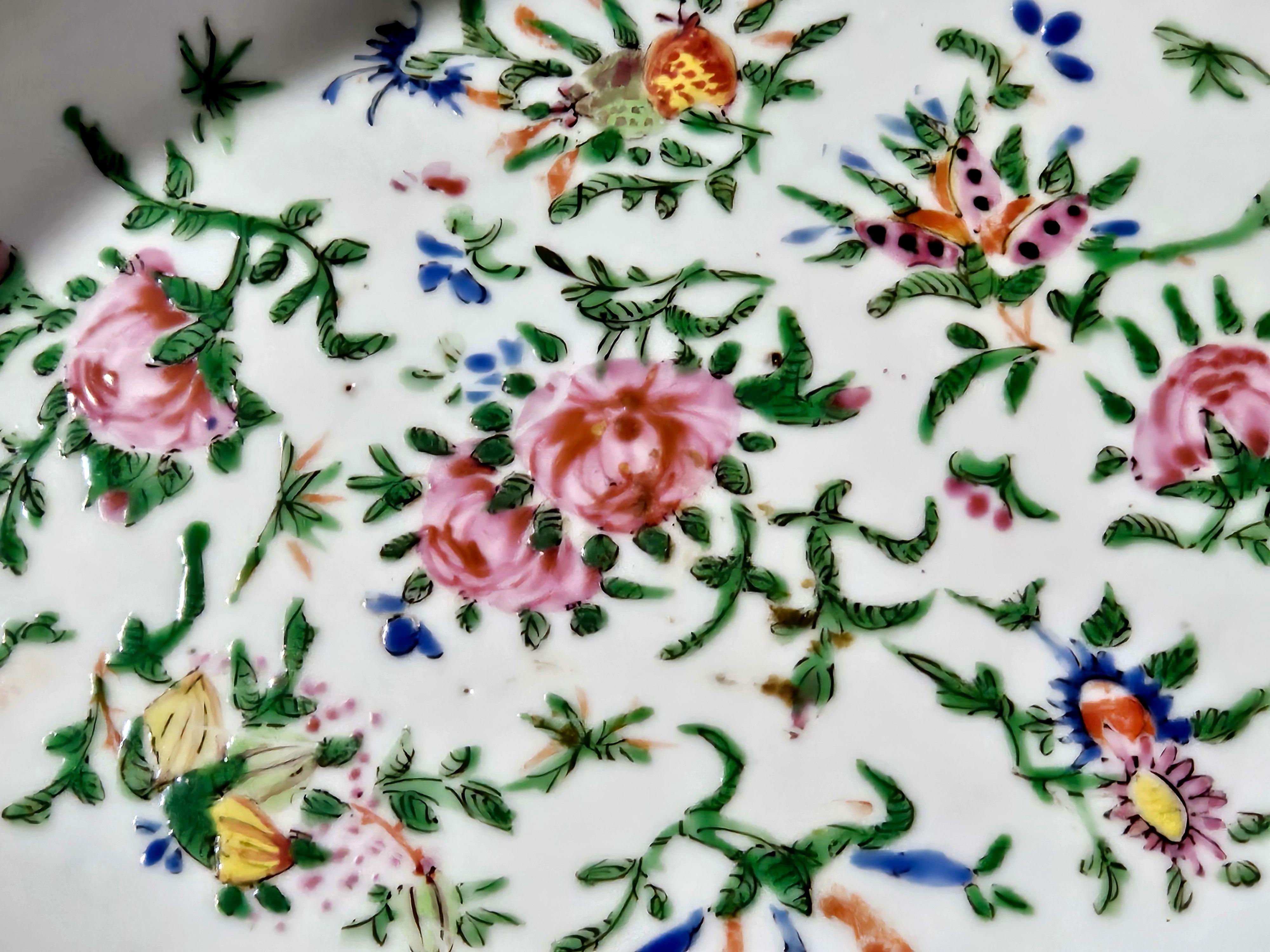 Soupière à couvercle en porcelaine chinoise avec médaillon en forme de rose en vente 4