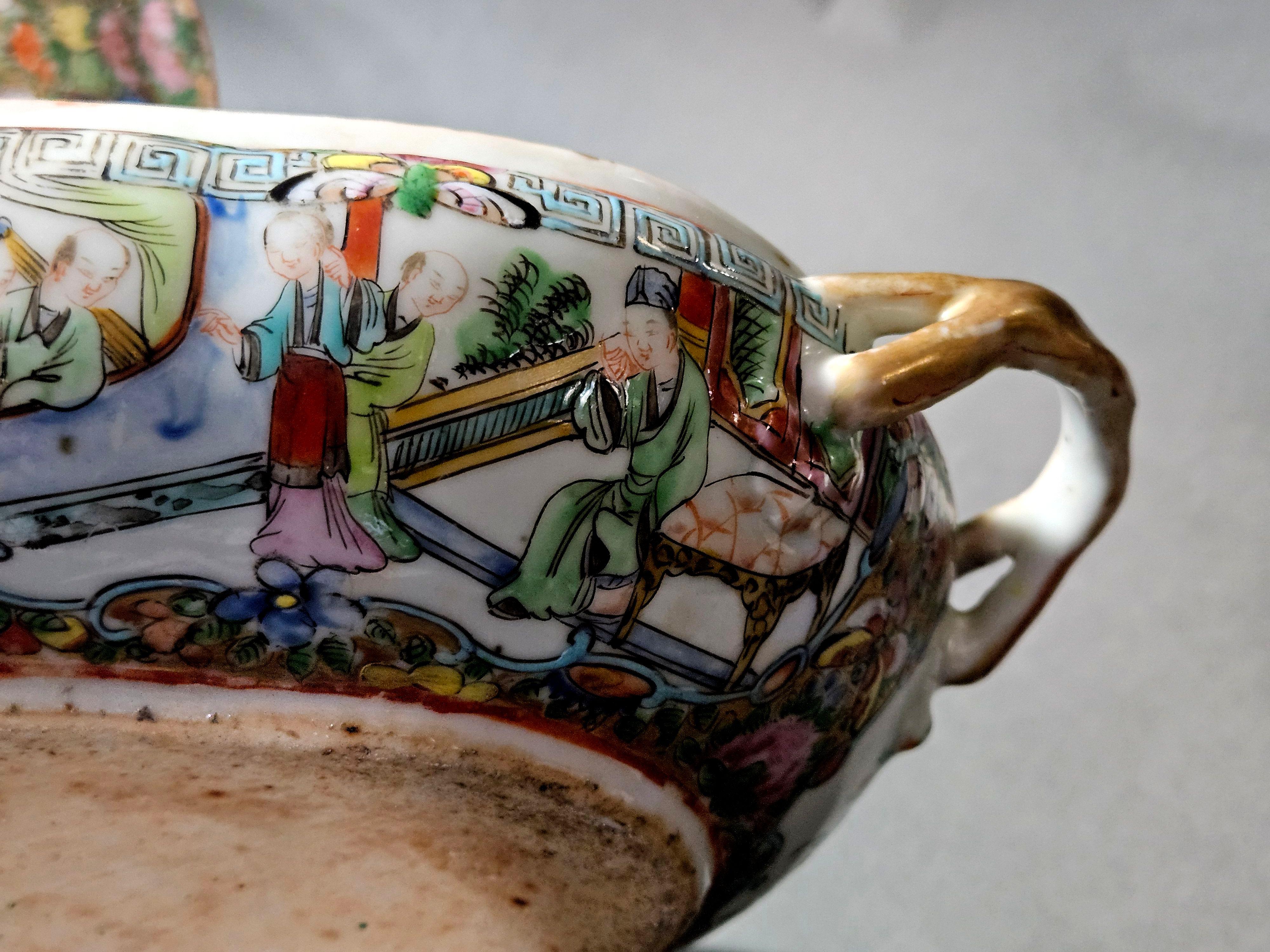 Soupière à couvercle en porcelaine chinoise avec médaillon en forme de rose en vente 5