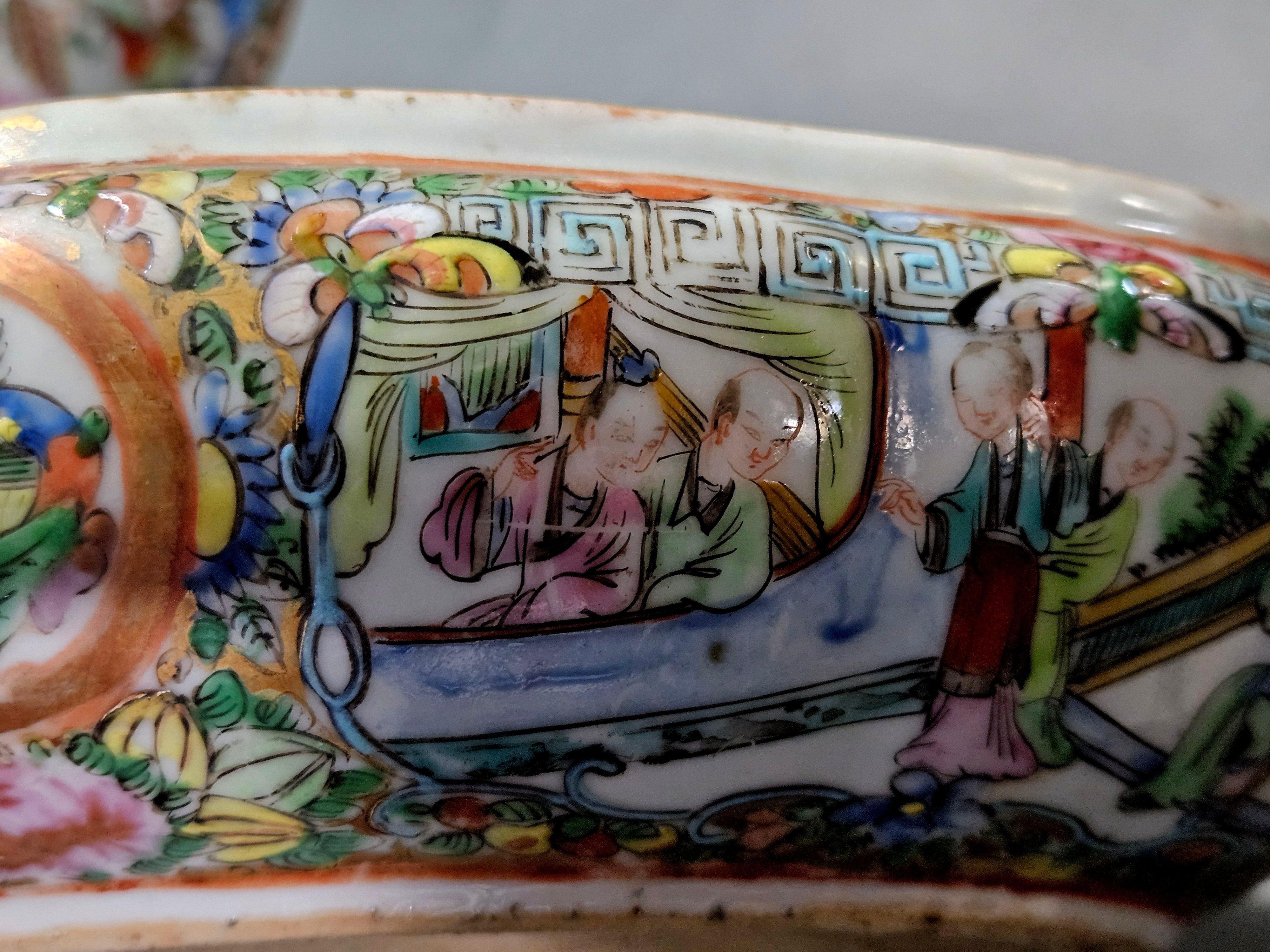 Soupière à couvercle en porcelaine chinoise avec médaillon en forme de rose en vente 6