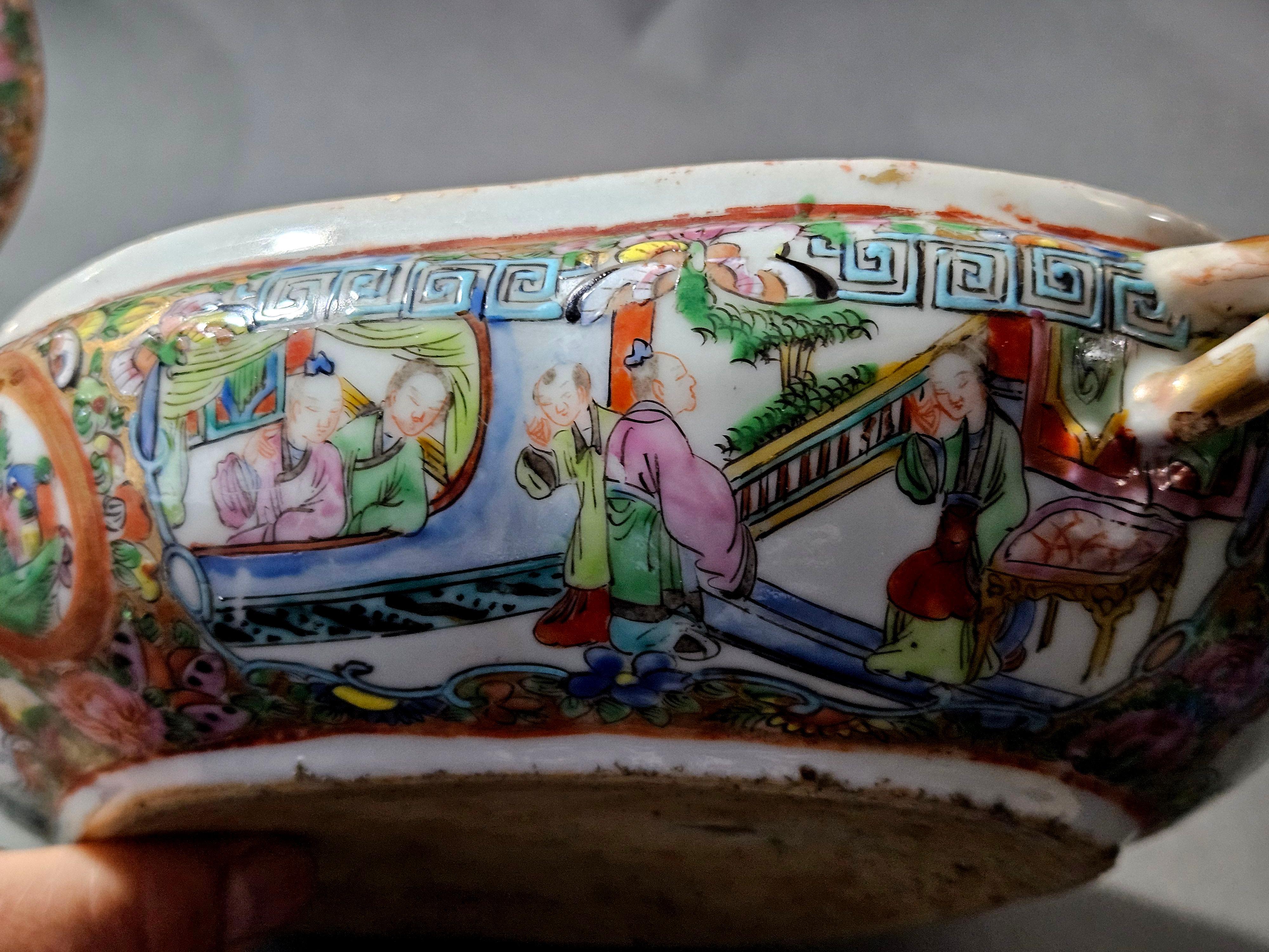 Soupière à couvercle en porcelaine chinoise avec médaillon en forme de rose en vente 9