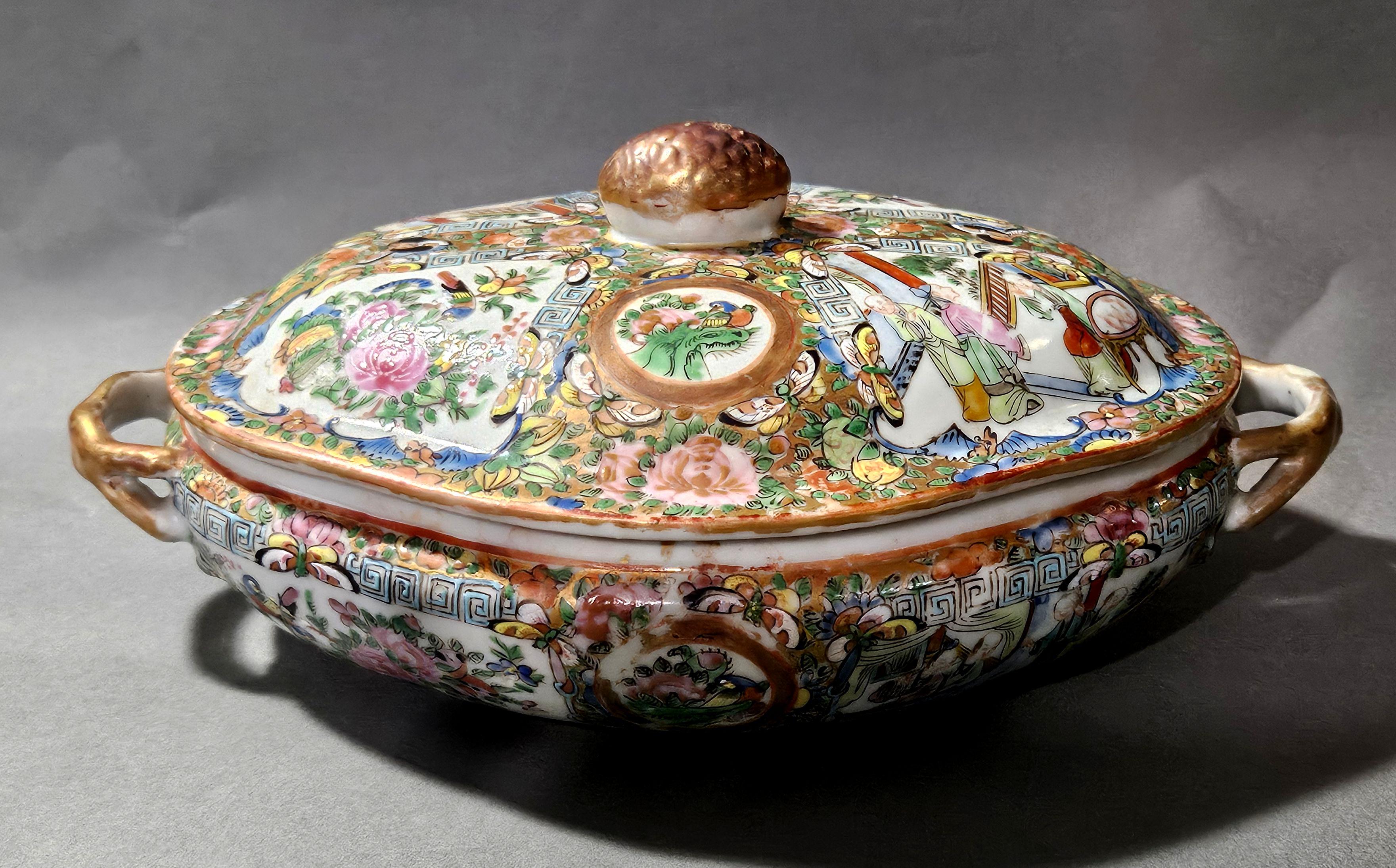 Soupière chinoise ancienne à couvercle en porcelaine avec médaillon en forme de rose, 19ème siècle, longueur 11 pouces.
En très bon état, sans fissures, éclats ou réparations.


 


