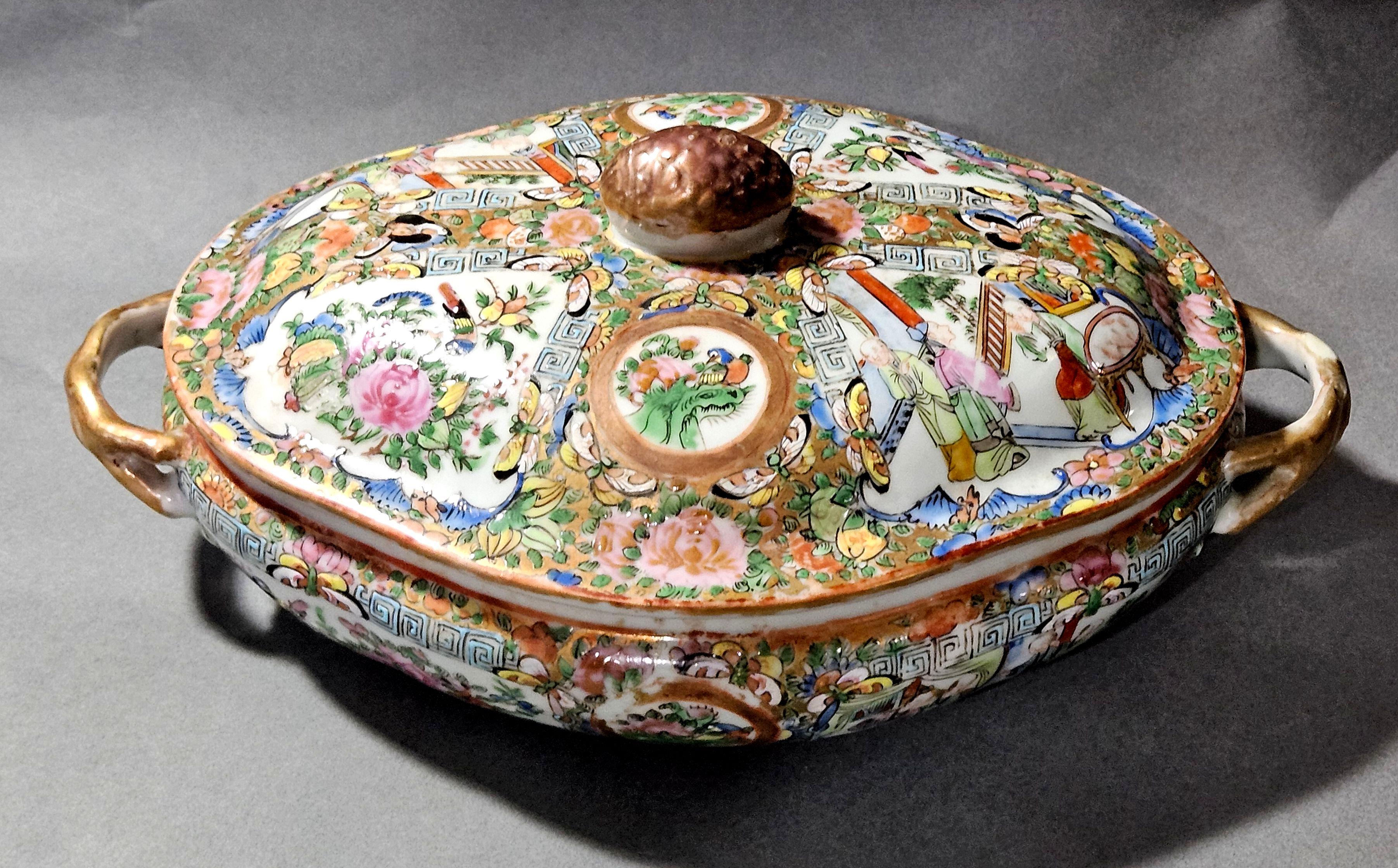 Qing Soupière à couvercle en porcelaine chinoise avec médaillon en forme de rose en vente