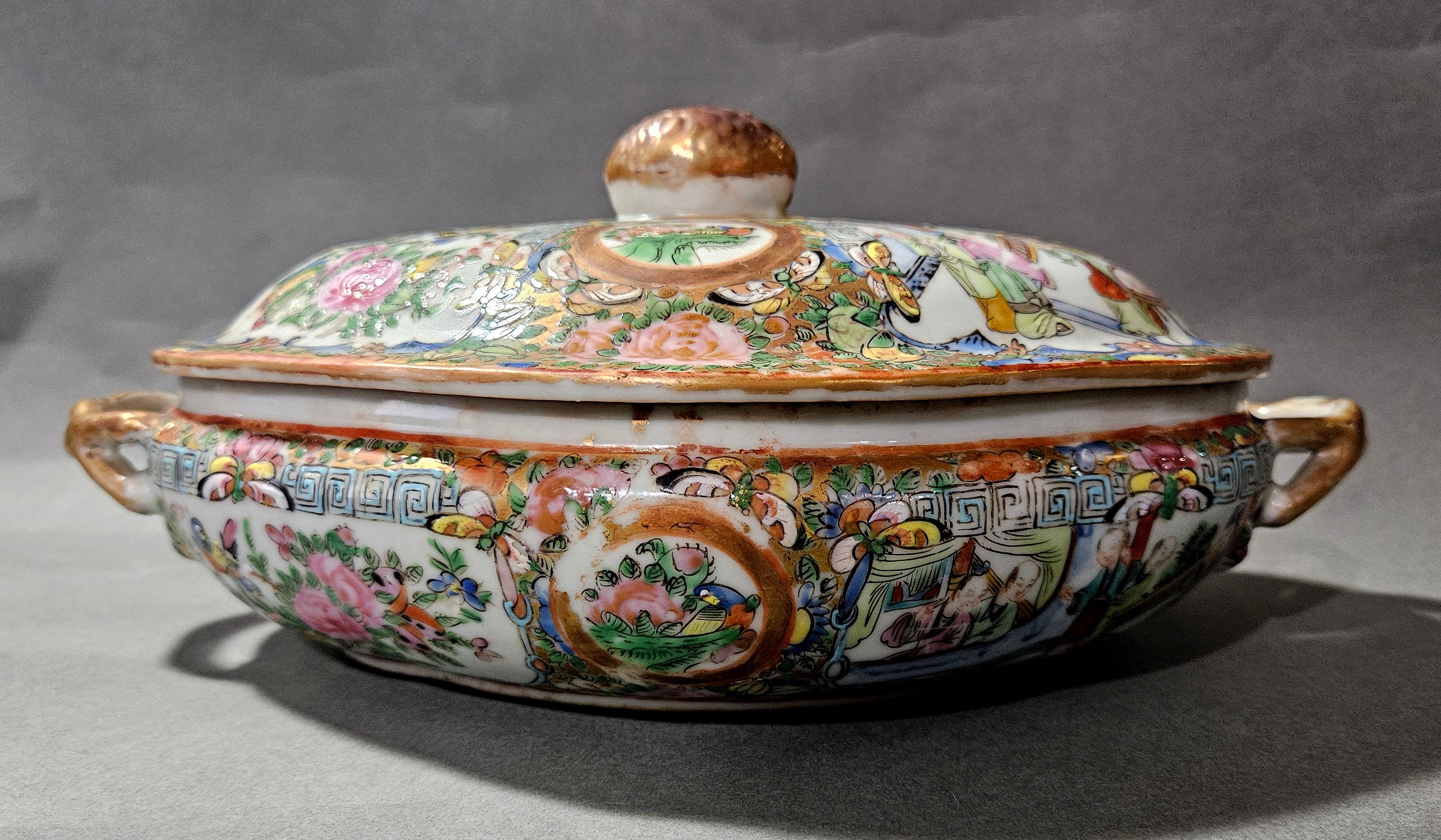 Chinois Soupière à couvercle en porcelaine chinoise avec médaillon en forme de rose en vente