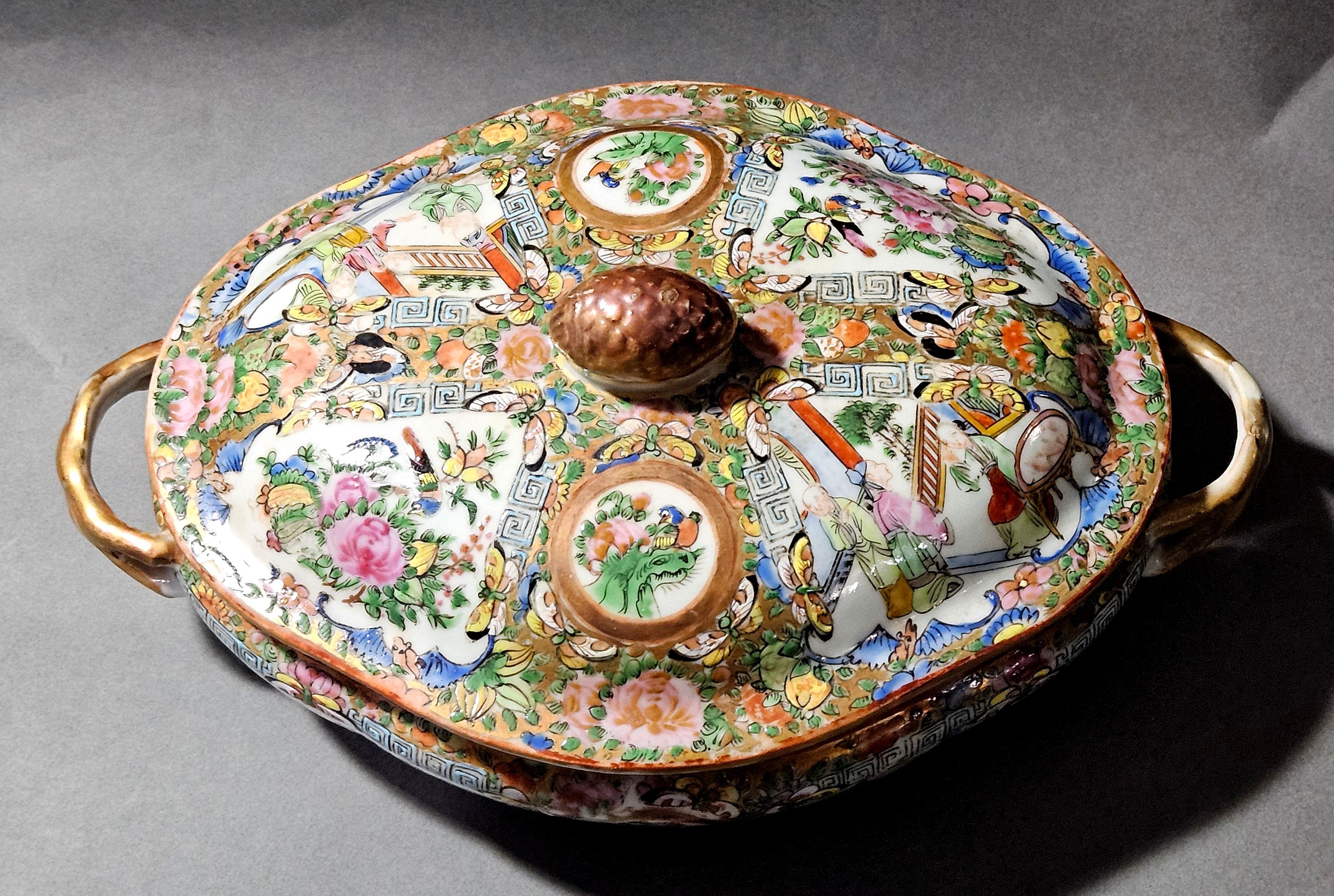 Fait main Soupière à couvercle en porcelaine chinoise avec médaillon en forme de rose en vente