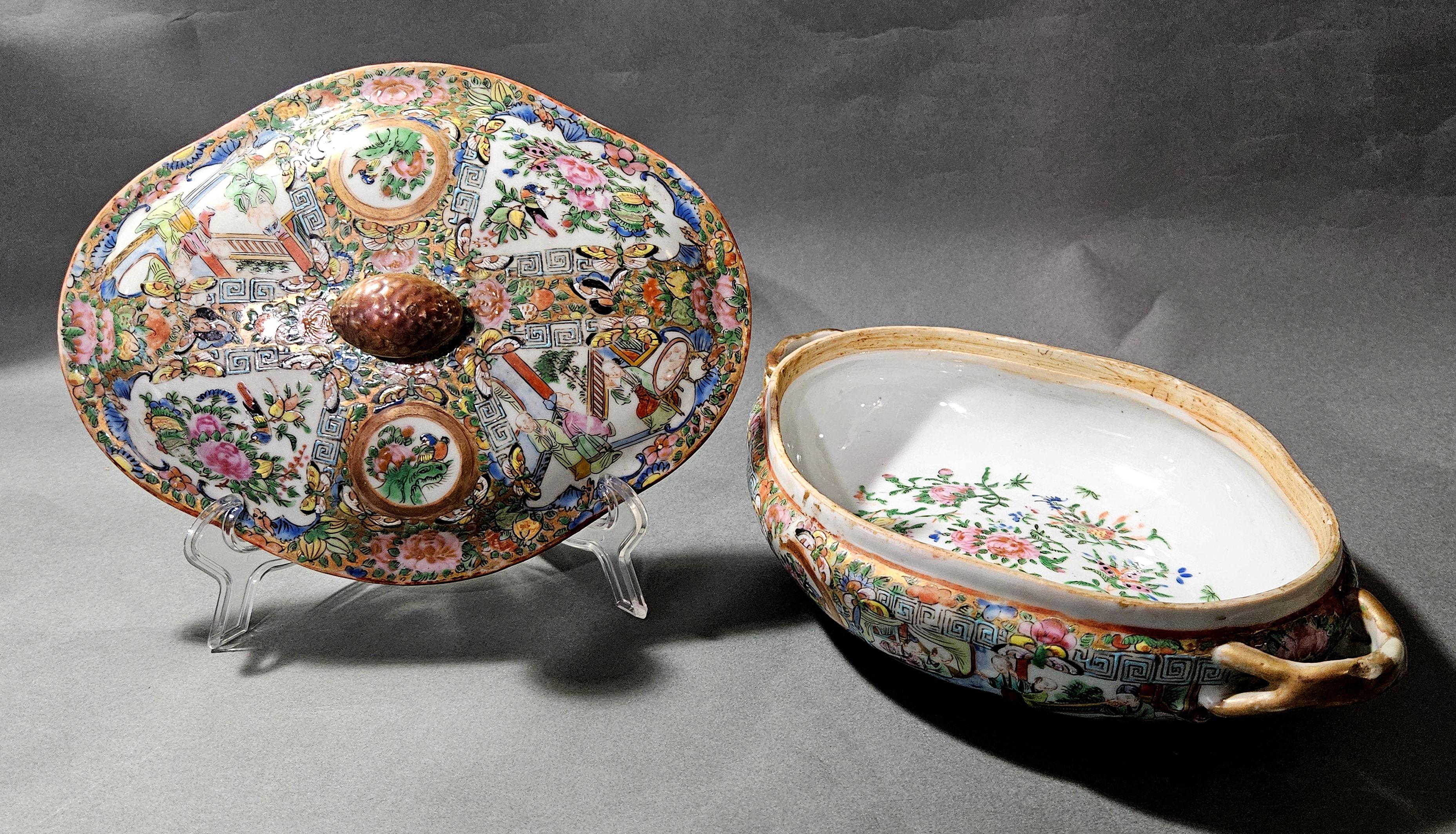 Soupière à couvercle en porcelaine chinoise avec médaillon en forme de rose Bon état - En vente à Norton, MA